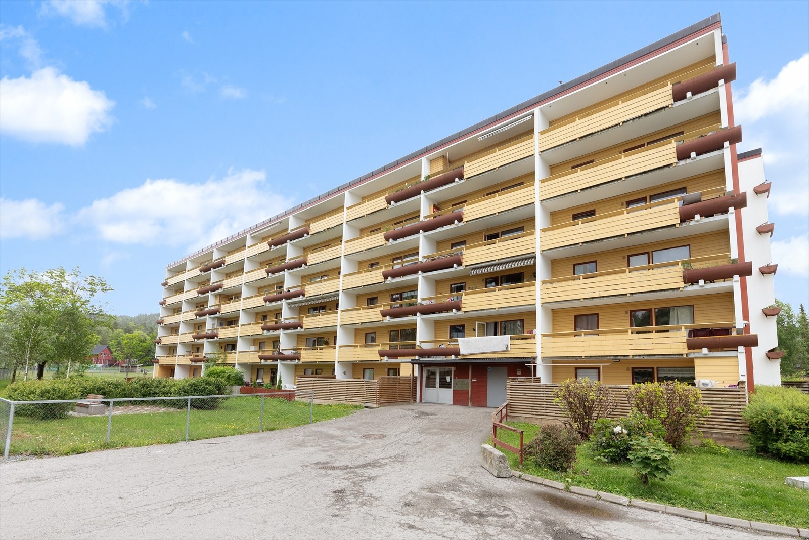 Fra hyggelige, store og grønne fellesareal er det enkel adkomst via heis eller trapper til 5. etasje. Galleribilde