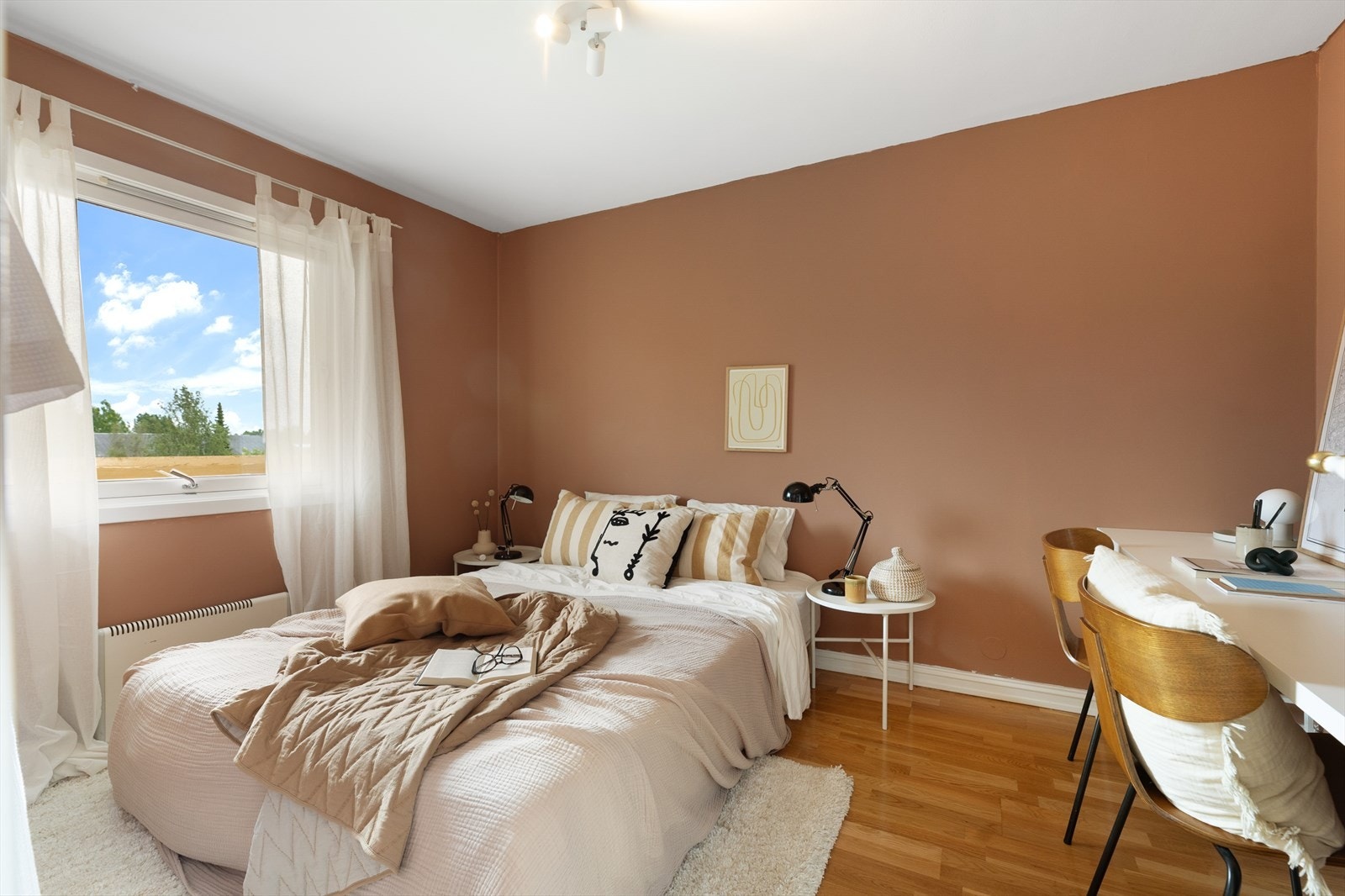 Soverommet er stort og innbydende med god plass til dobbeltseng og tilhørende nattbord. Galleribilde