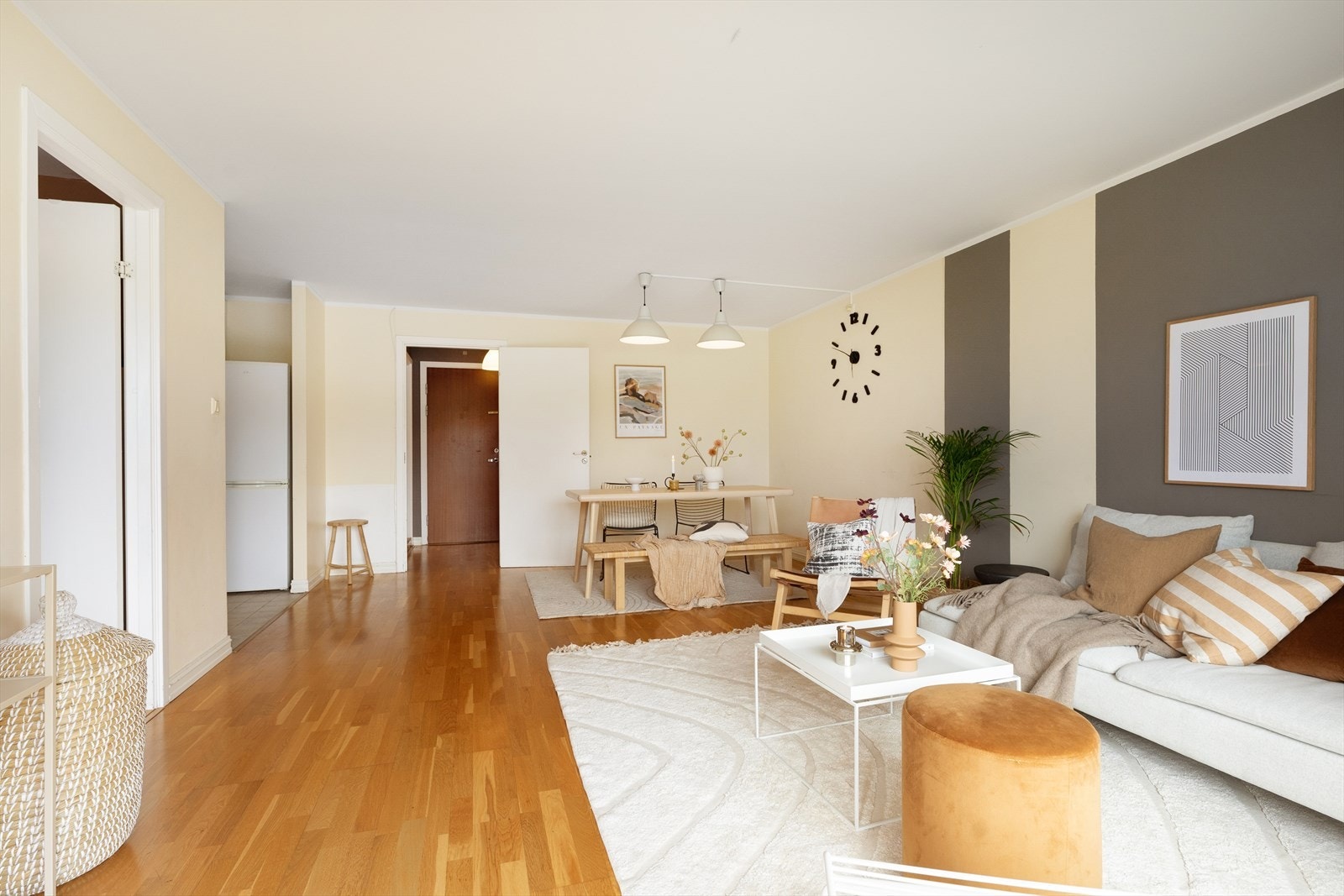 Den delvis åpne løsningen mellom stue og kjøkken er svært sosial! Her kan dere sosialisere og kokkelere på samme tid. Galleribilde