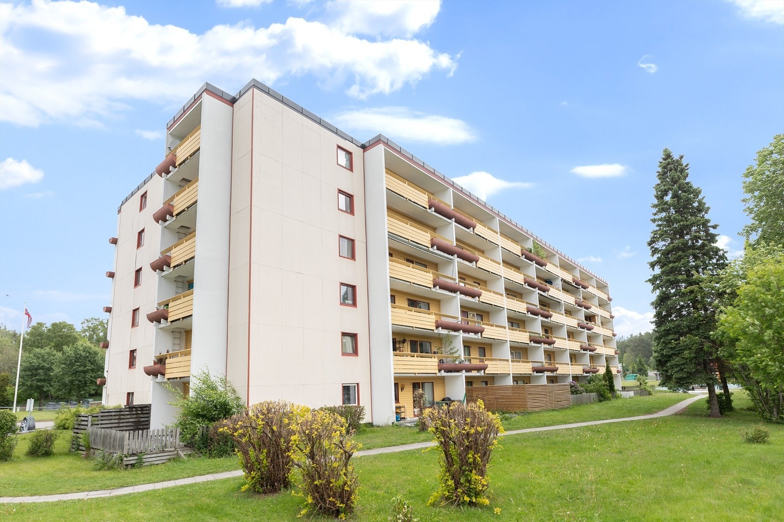 Her bor dere i et svært hyggelig nabolag, i grønne rolige omgivelser. Allikevel er det kort vei til absolutt alt! Galleribilde