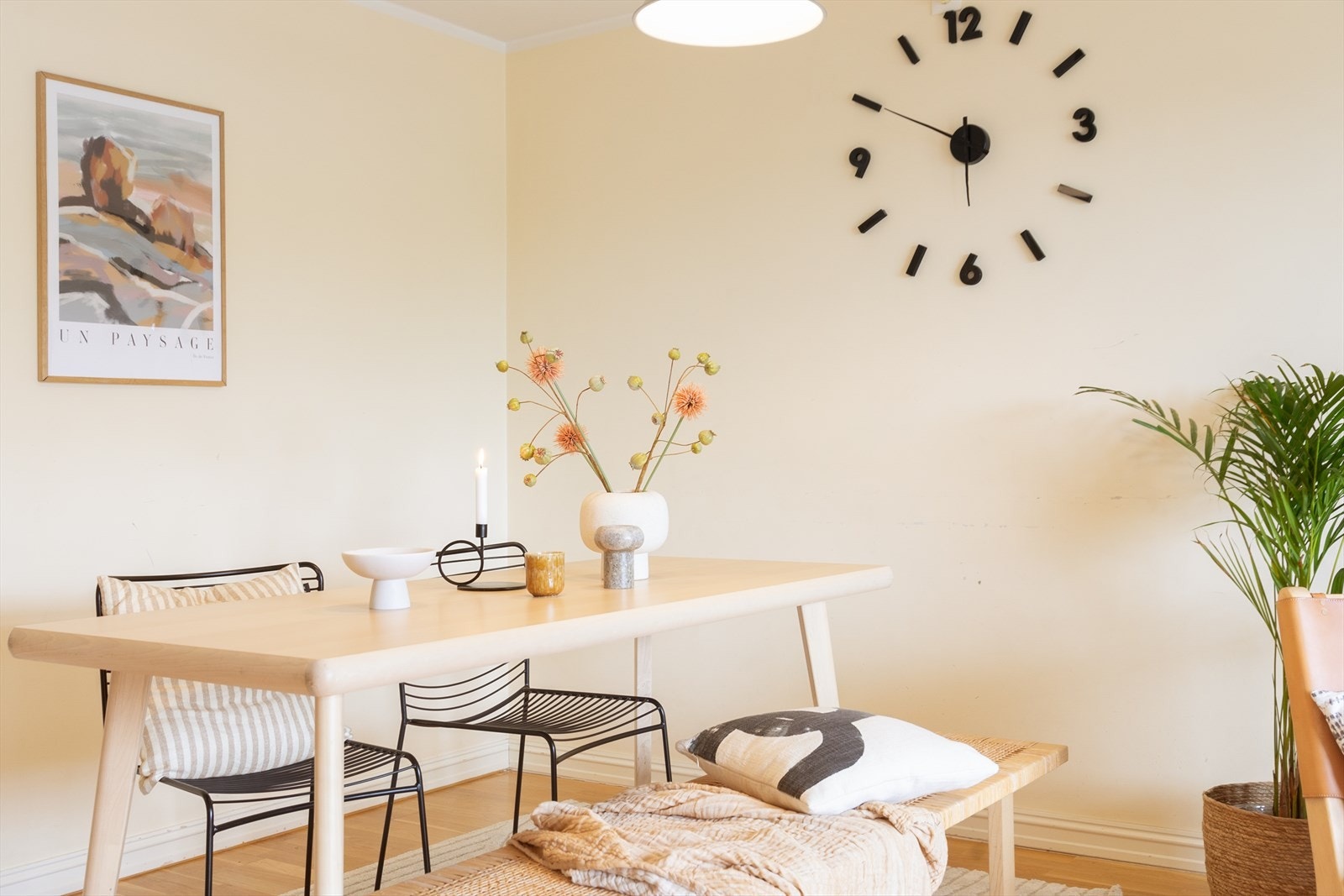 Plass til stort spisebord med plass til hele familien. Galleribilde