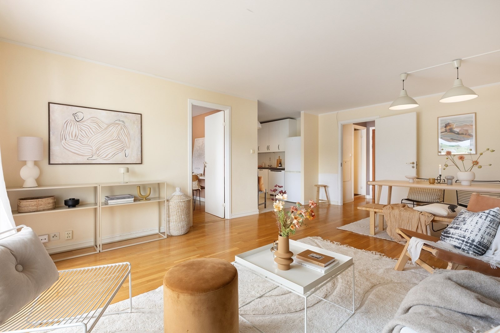 Den delvis åpne løsningen mellom stue og kjøkken er svært sosial! Her kan dere sosialisere og kokkelere på samme tid. Galleribilde