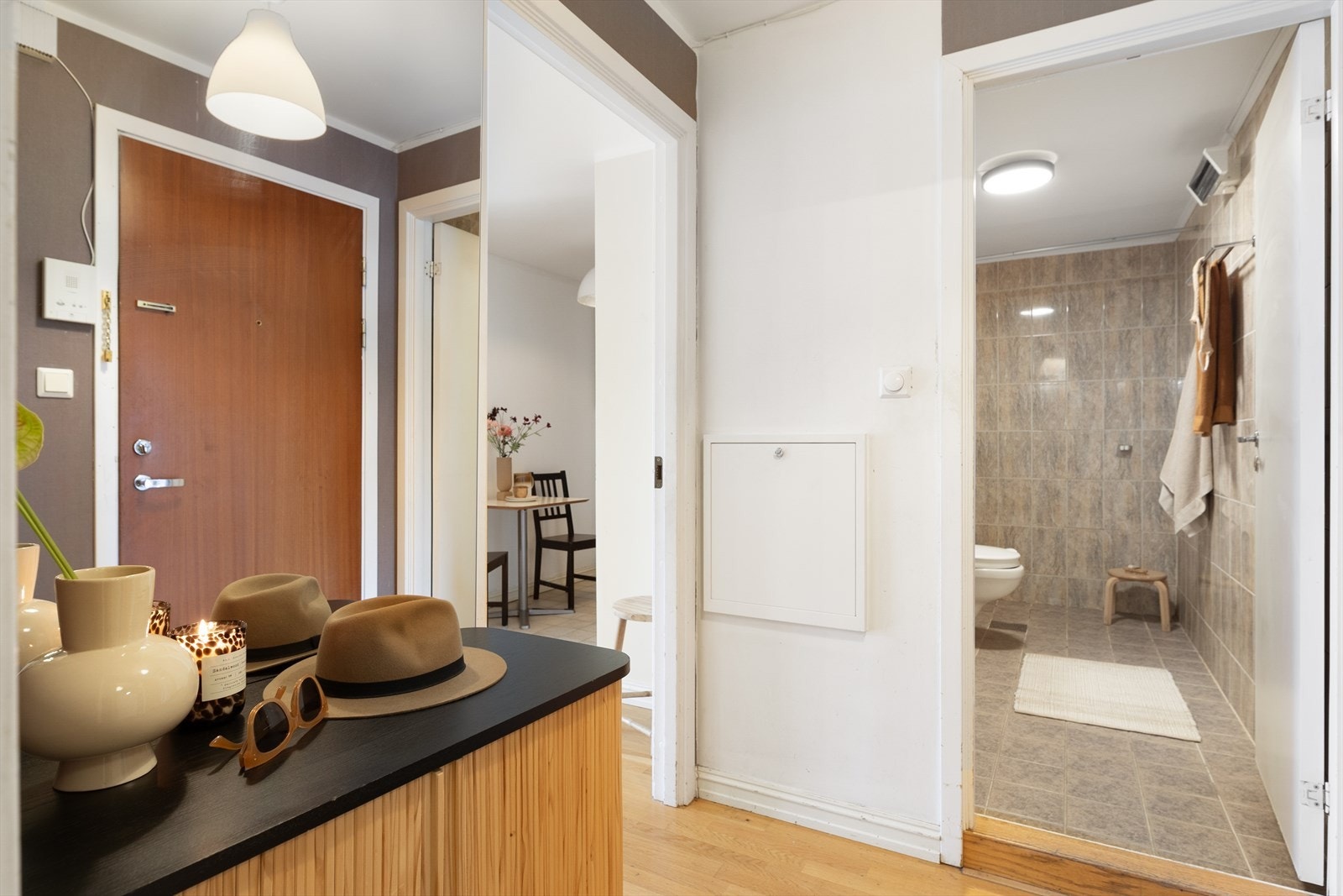 I det dere trer over dørstokken forstår dere umiddelbart hvilket lyst og sjarmerende hjem dette er. Entréen har plass til alt av klær og sko. Her er det hyggelig å komme hjem! Galleribilde