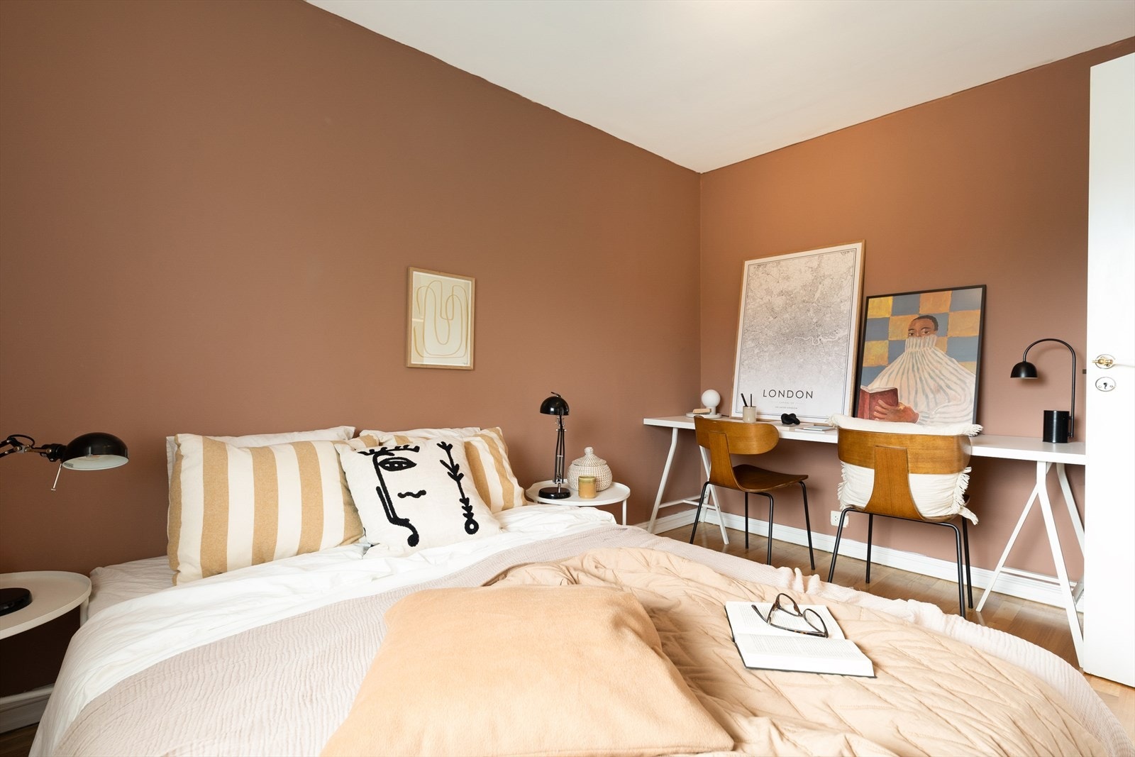 Her er det plass til stor garderobeskap, eller en praktisk kontorløsning. Galleribilde