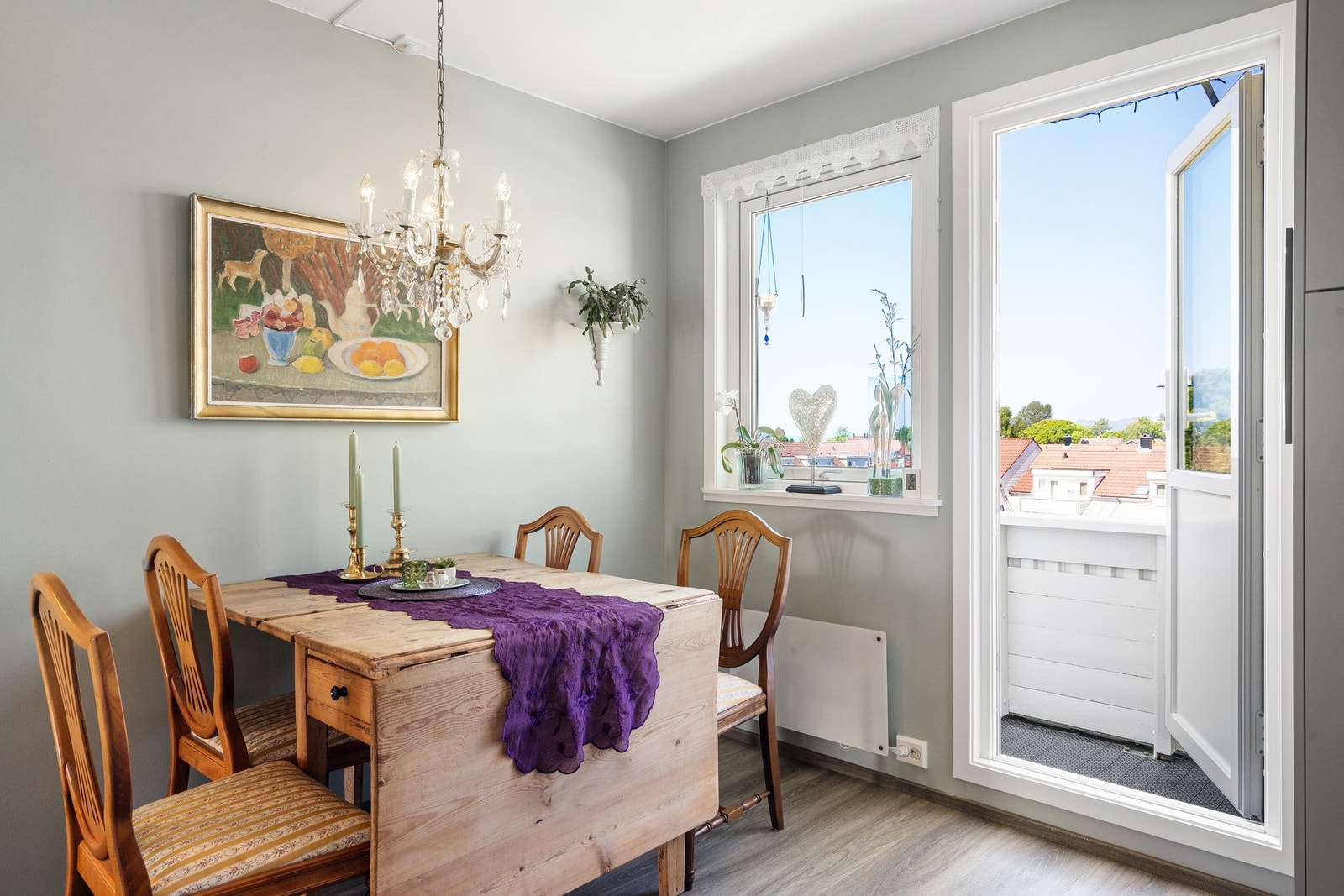 Kjøkkenet har utgang til balkong. Galleribilde