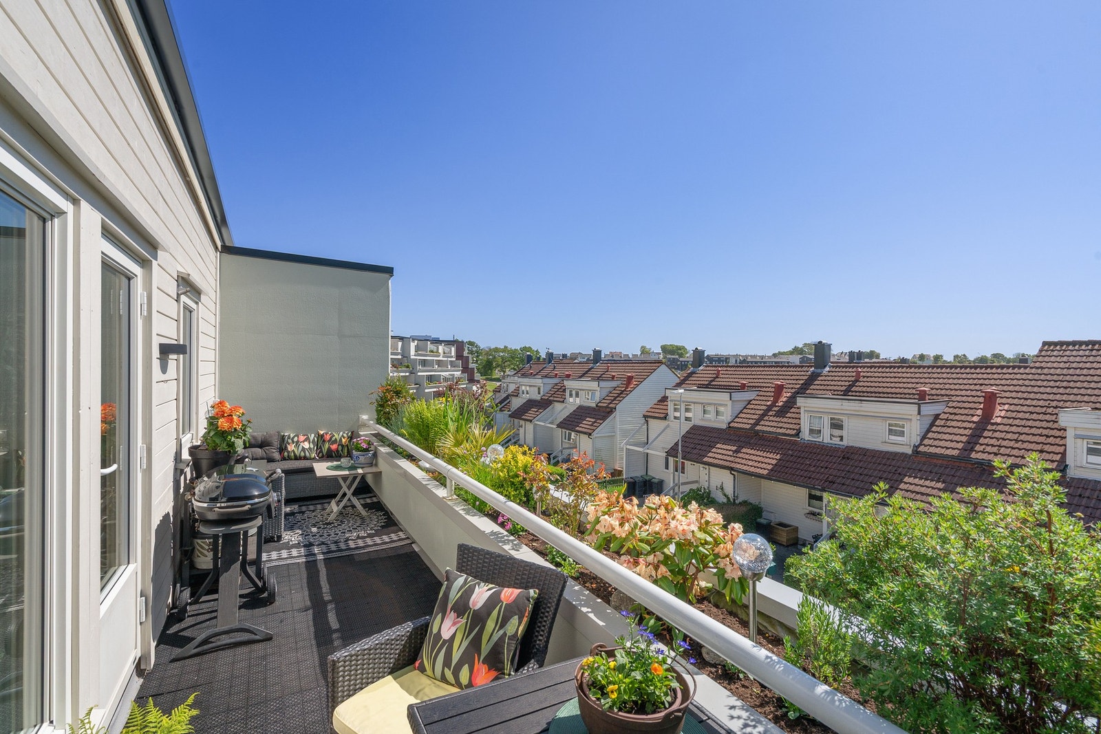 Solrik og skjermet balkong med god plass til både grill, sittegruppe og blomster kasser. Galleribilde