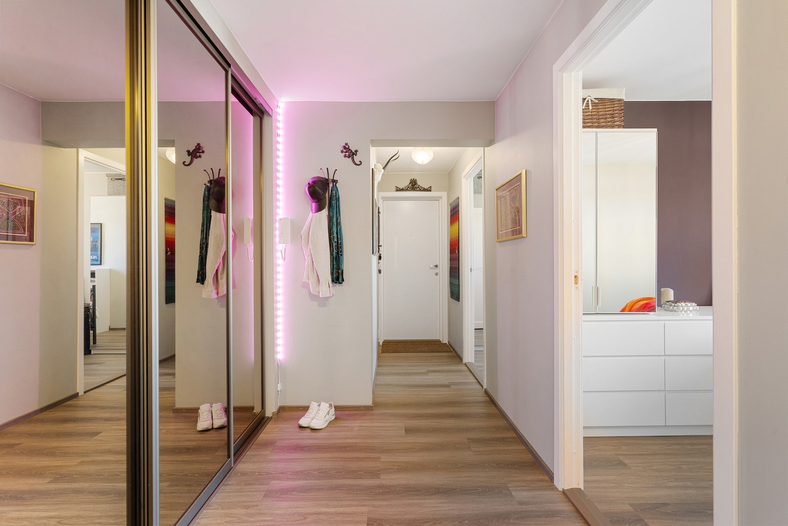 Éntreen har en stor skyvedørs garderobe med god plass til yttertøy. Galleribilde
