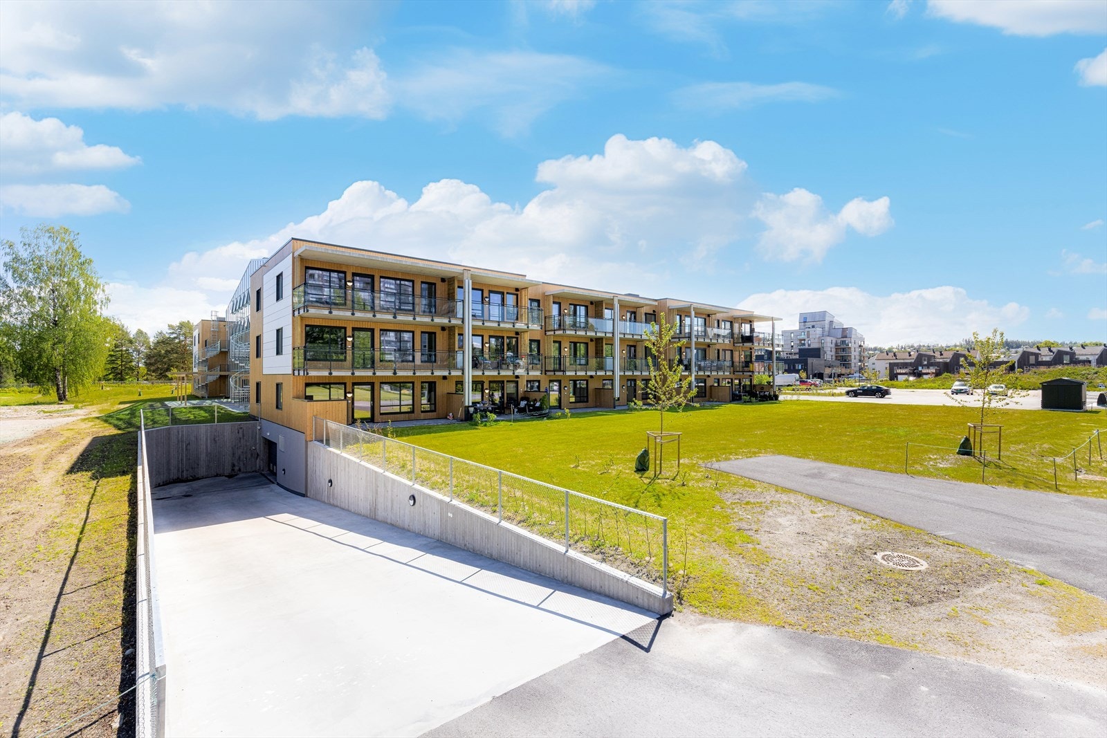 Til leiligheten følger det garasjeplass i garasjekjeller. Nedkjøring til garasjen fra nordsiden av bygget. Galleribilde