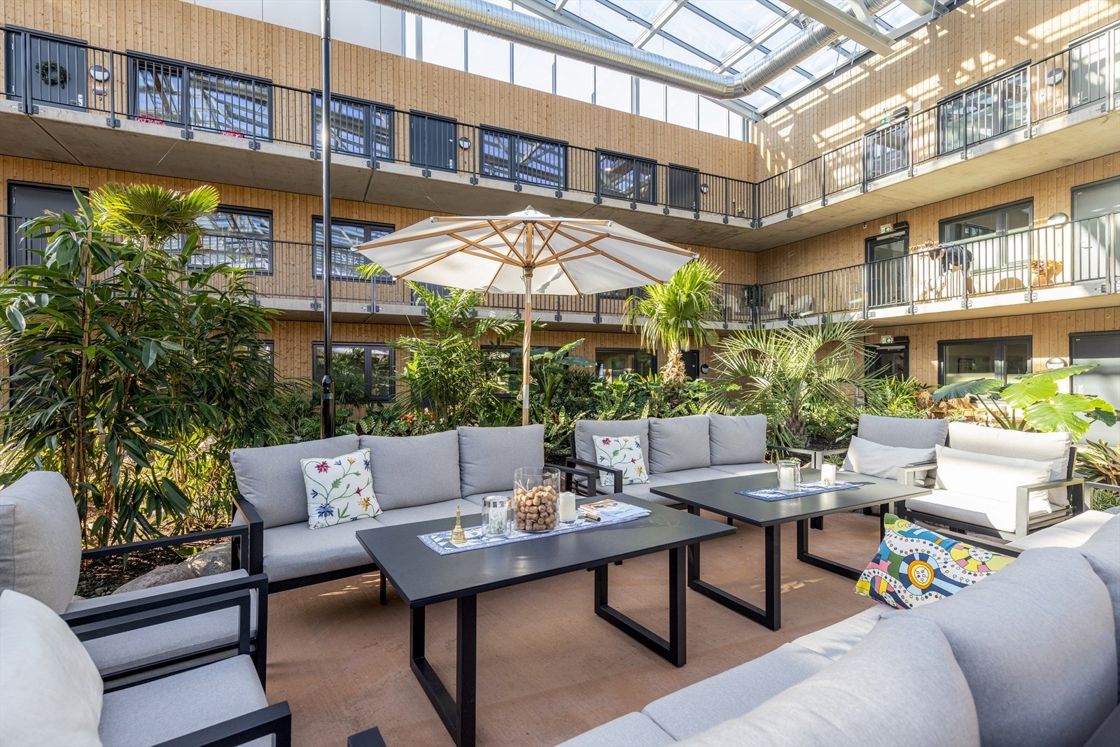 I Bovieran er mulighetene mange for sosiale arenaer, og hagen er utstyrt med flere sittegrupper i hagen Galleribilde