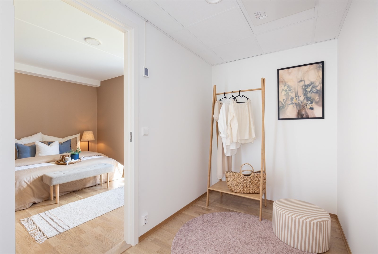 Hovedsoverommet har tilstøtende og praktisk garderobeoppbevaringsrom. Galleribilde