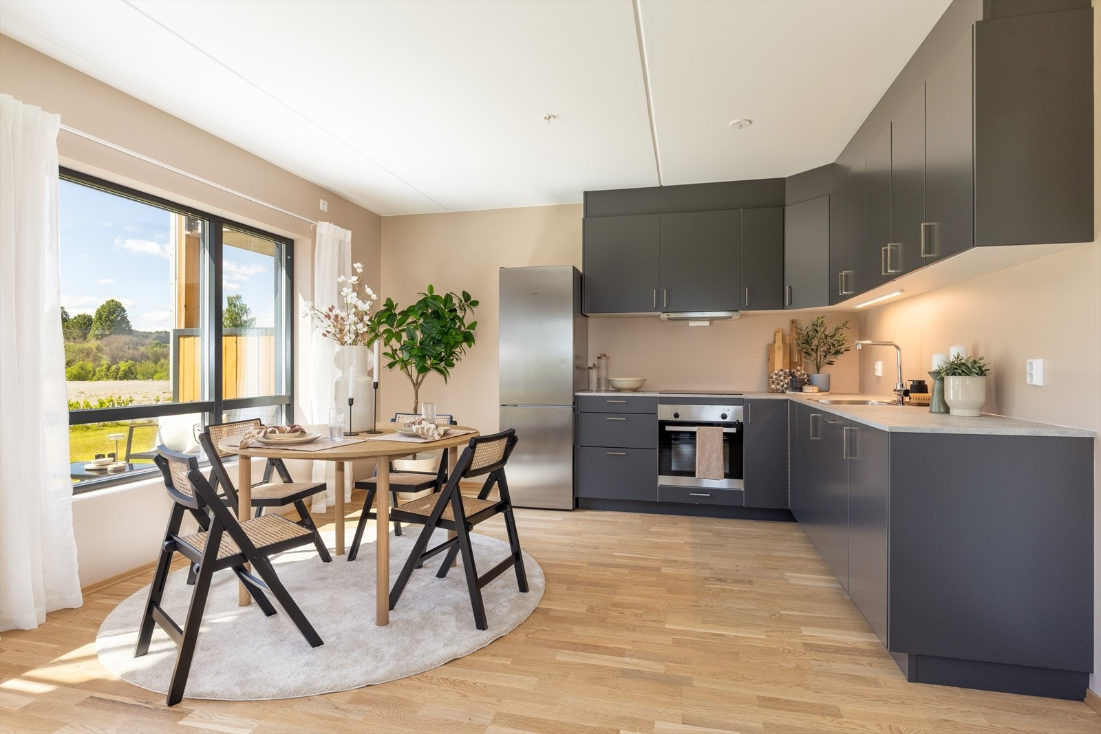 Kjøkken fra Drømmekjøkkenet leveres med integrerte hvitevarer som oppvaskmaskin, induksjonstopp, stekeovn og frittstående kjølfryseskap Galleribilde