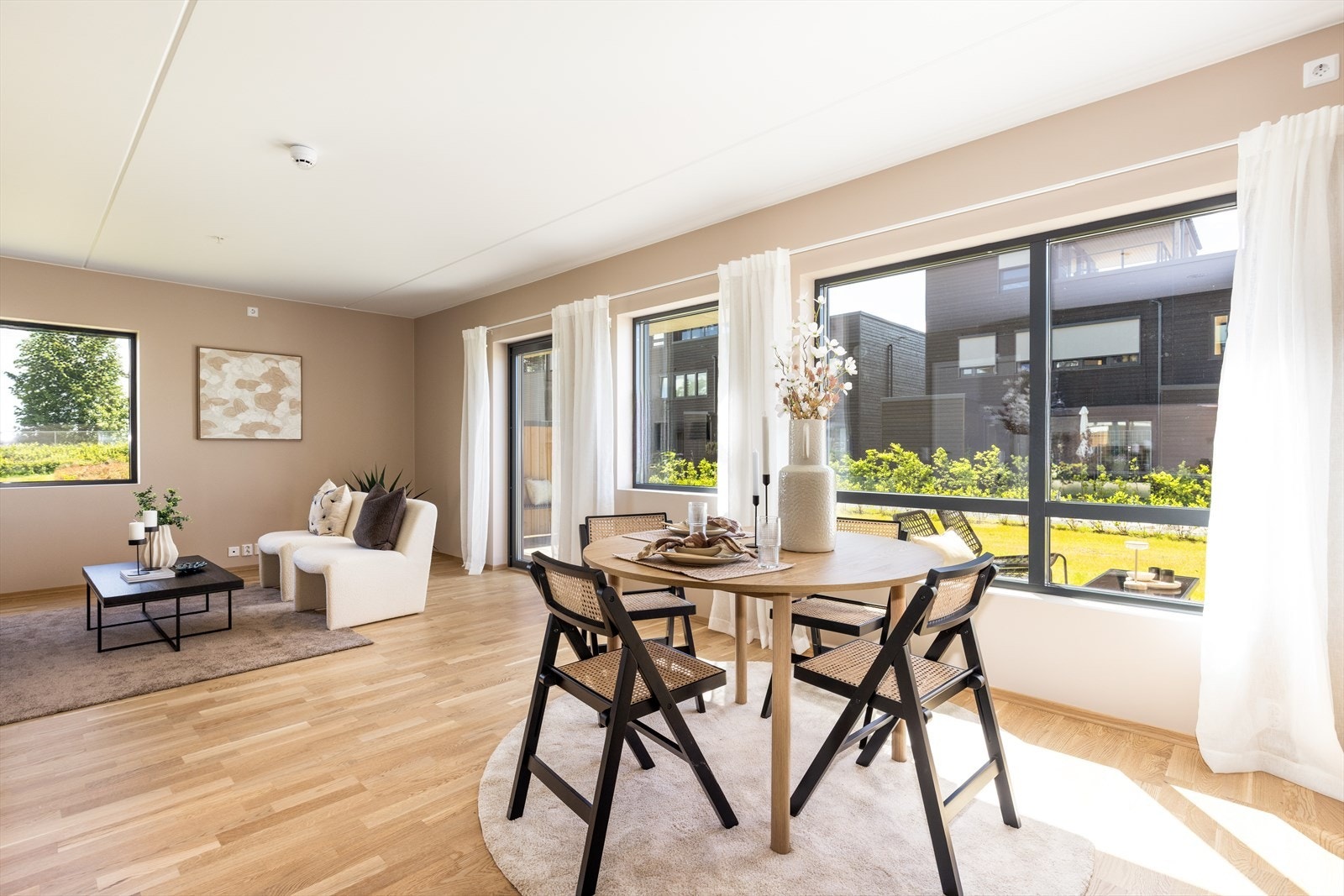 Stue med store vindusflater gir gode lysforhold Galleribilde