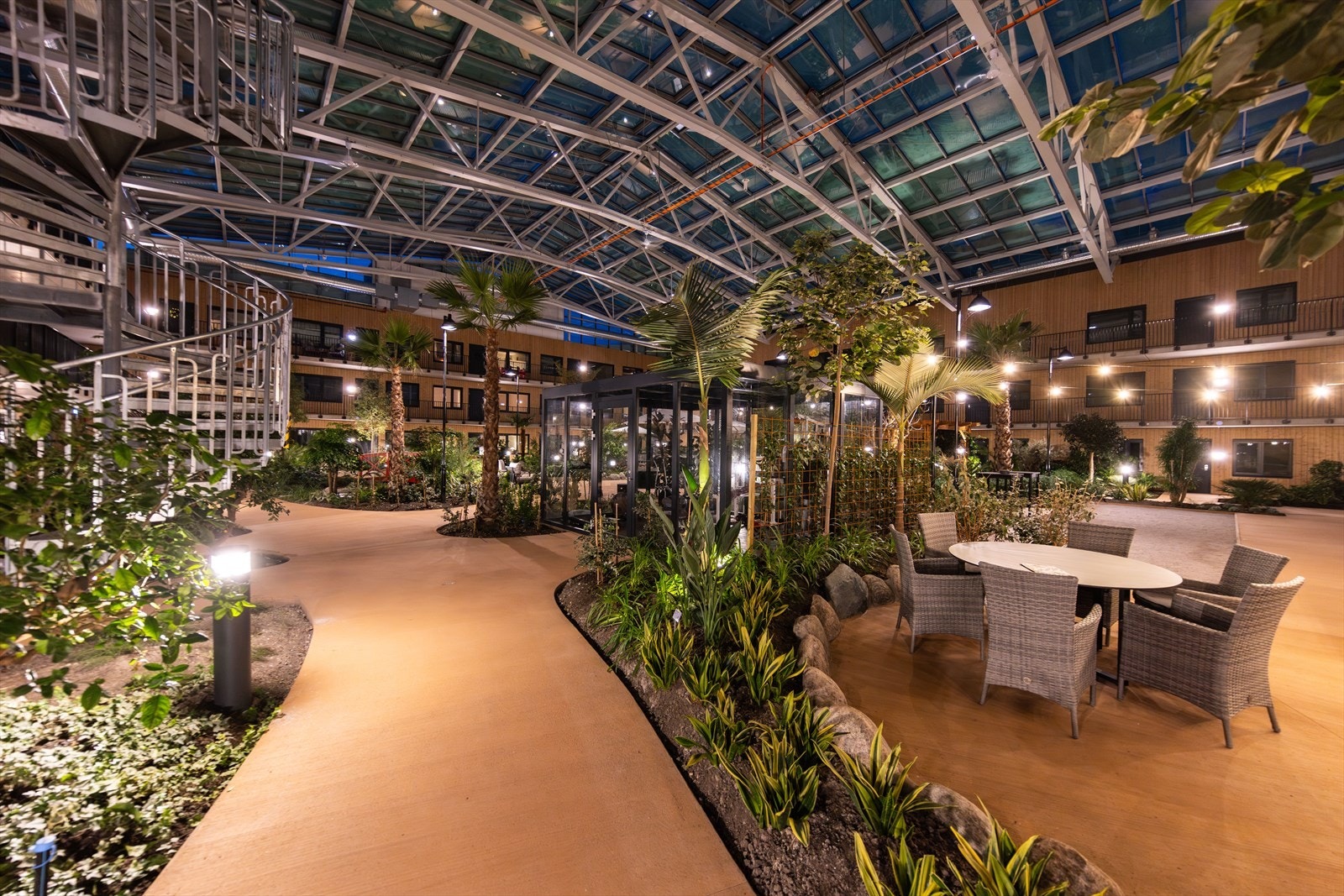 Stemningsskapende og avstemt belysning bidrar til å forlenge sommerfølelsen utover høsten, i tillegg til å skape gode og trygge uterom. Galleribilde