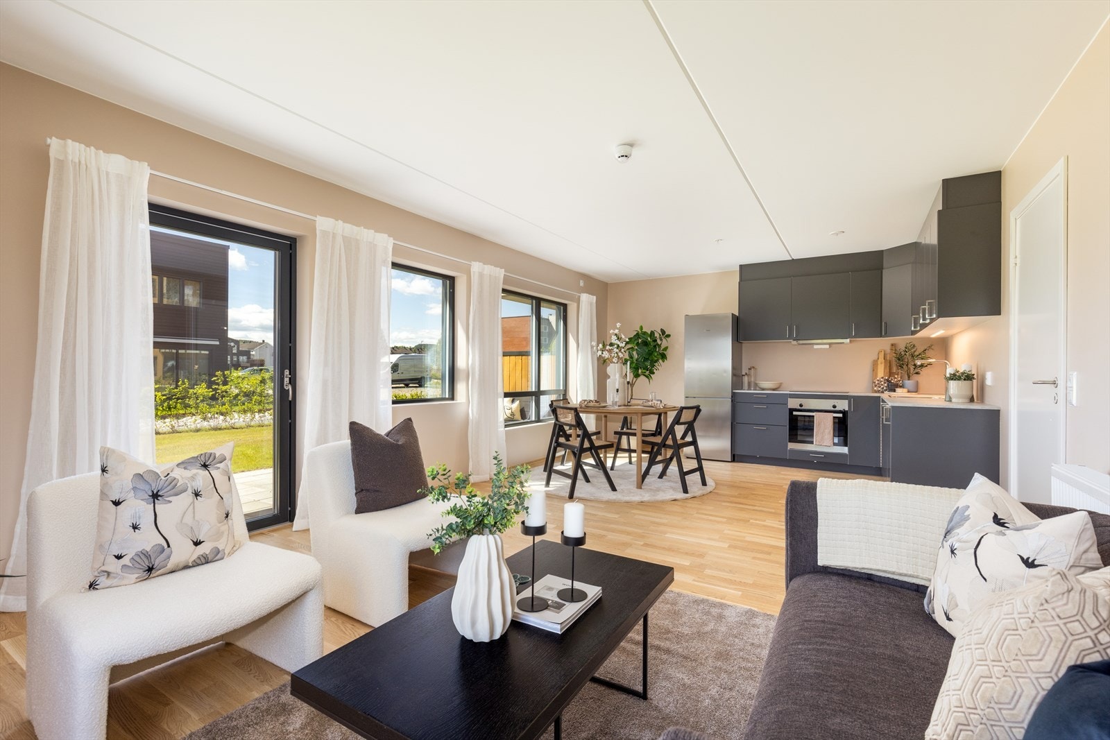 Flott 3-roms leilighet med vestvendt markterrasse og umiddelbar adkomst til en nydelig vinterhage. Galleribilde