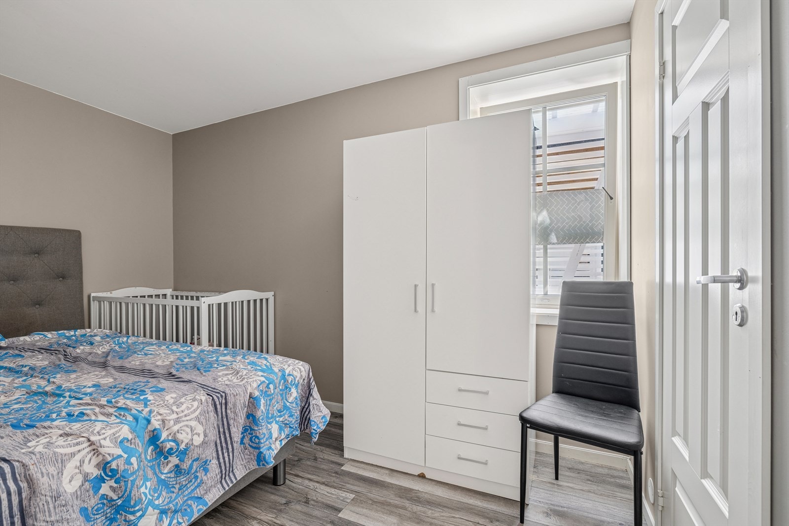 Hovedsoverom med garderobeskap Galleribilde