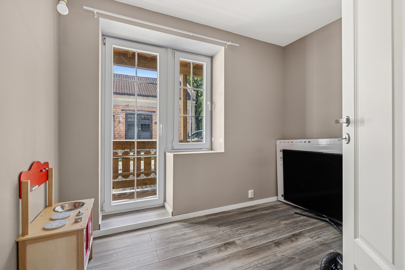 Soverom 2 med utgang til veranda Galleribilde