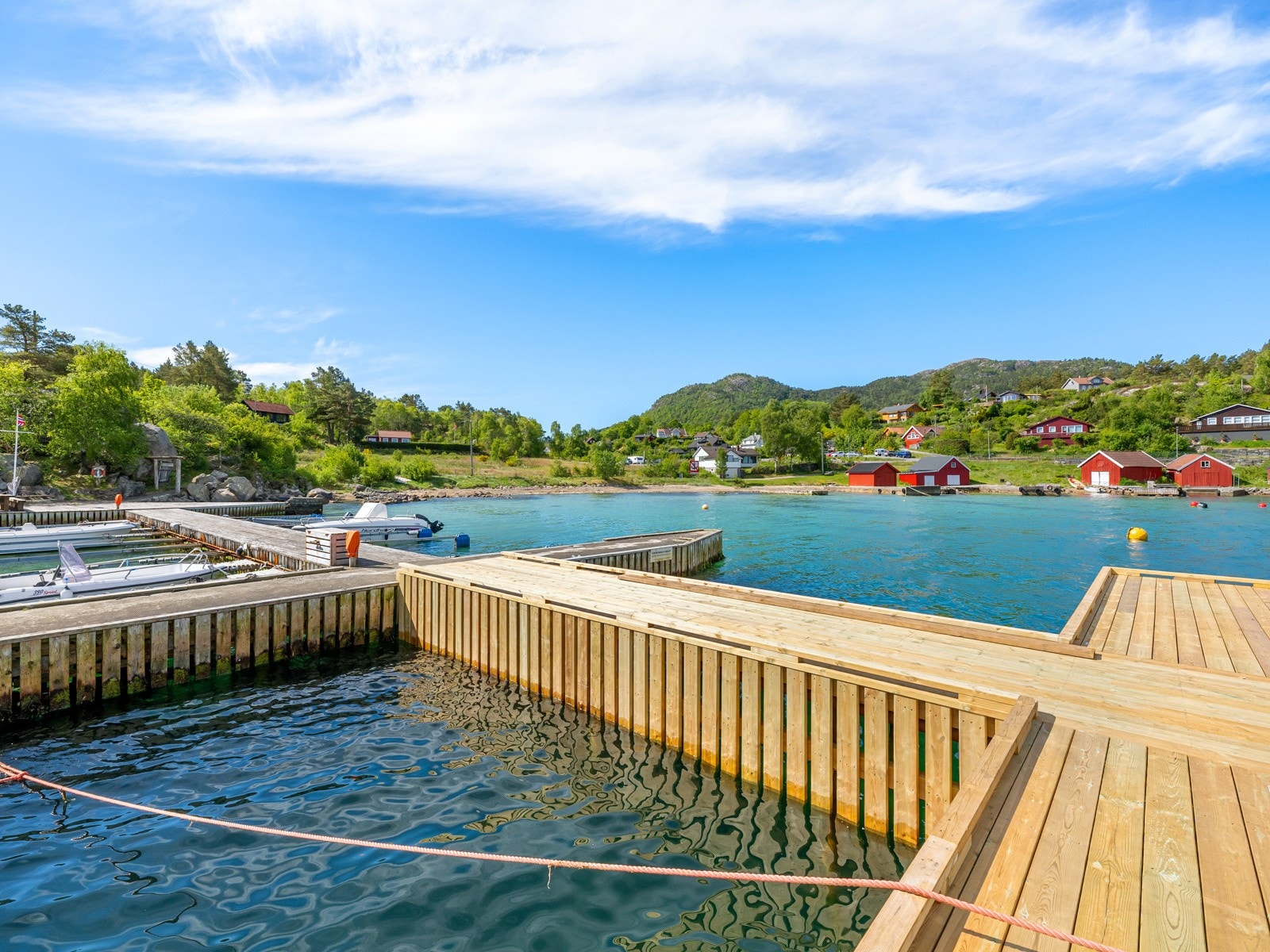 Aktivitet og sosialt liv lett tilgjengelig, med strand, brygge og turområder like i nærheten. Galleribilde