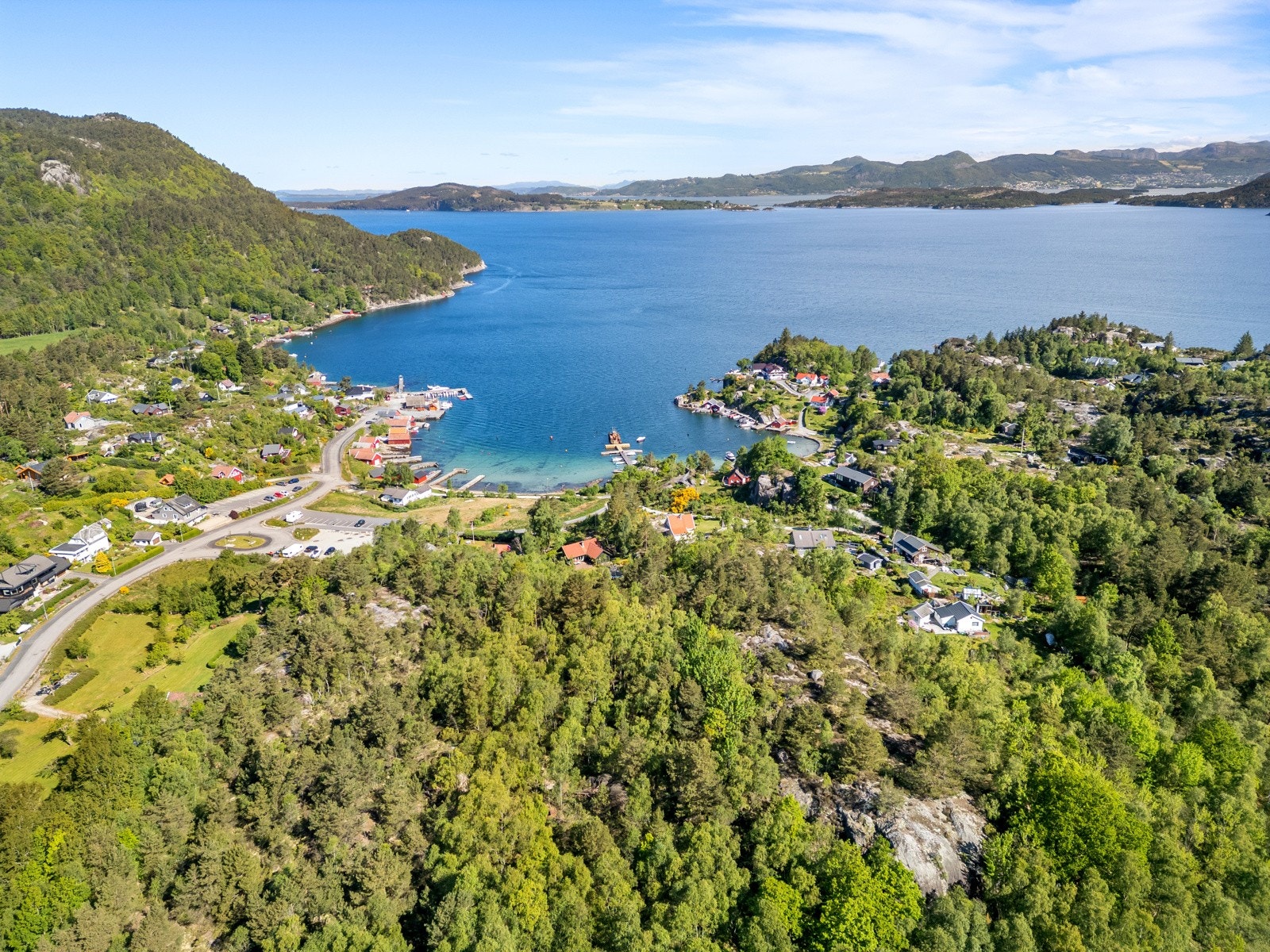 Usjenert og naturskjønn plassering med skogen som nabo. Galleribilde