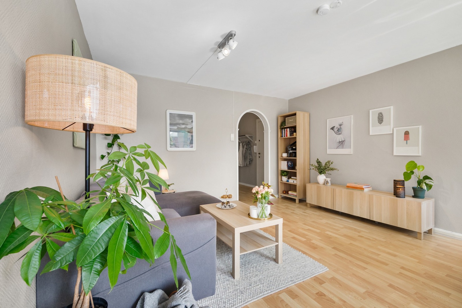 Gulv har overflater av laminat, flis på bad.
Vegger har overflater av malte plater og mur, flis på bad.
Himlinger har overflater av malt betong, malte plater på bad. Galleribilde