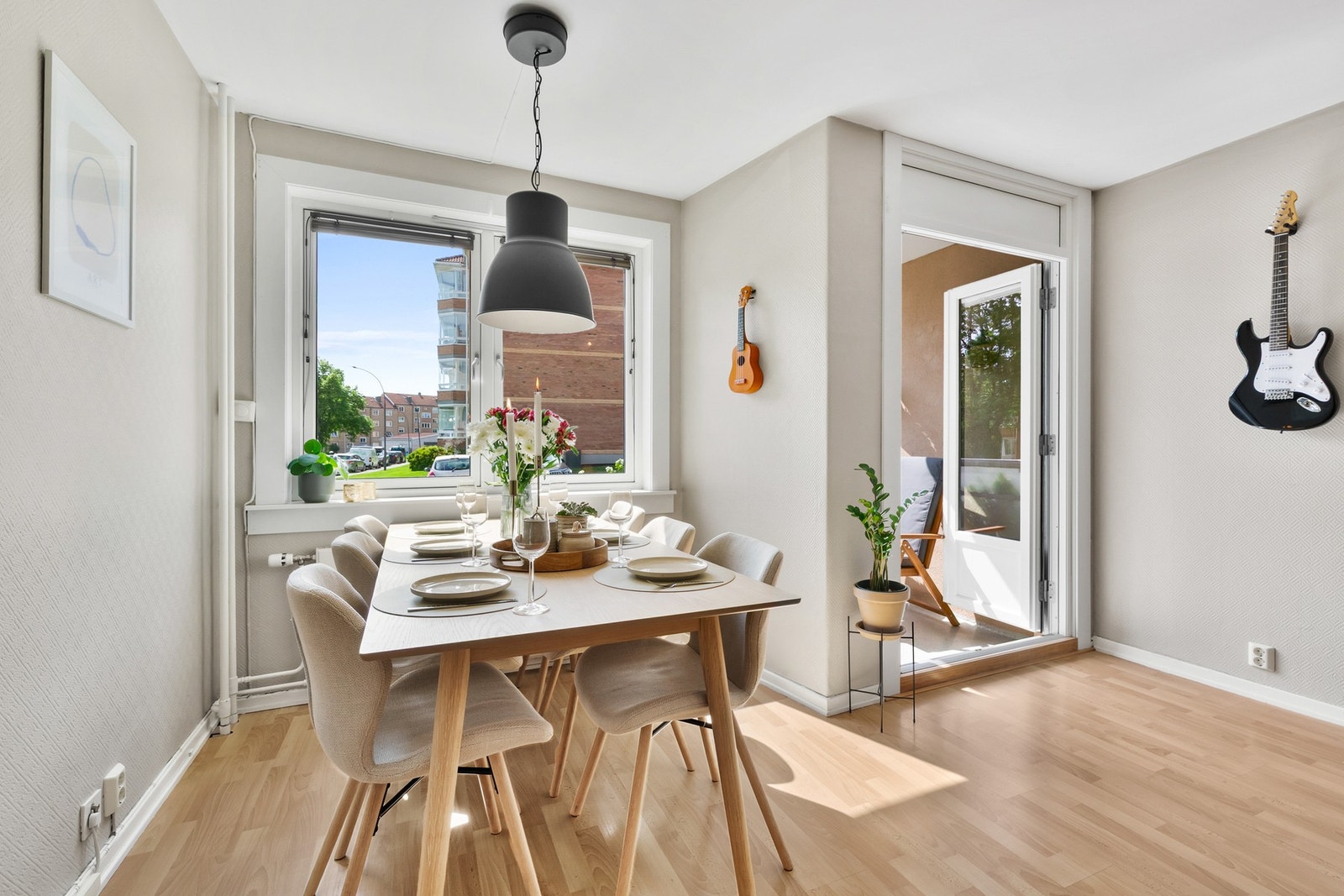 Stuen åpner opp mot en delikat balkong, som på sømløst vis utvider oppholdsrommets bruksareal og gir en luftig følelse av ute og inne i harmoni. Galleribilde