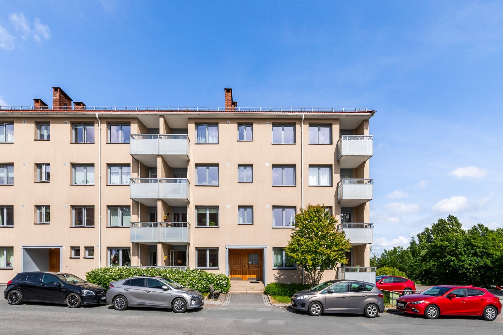 Boligen har en attraktiv beliggenhet på Kalbakken, med nærhet til butikker, skoler og barnehager. Galleribilde