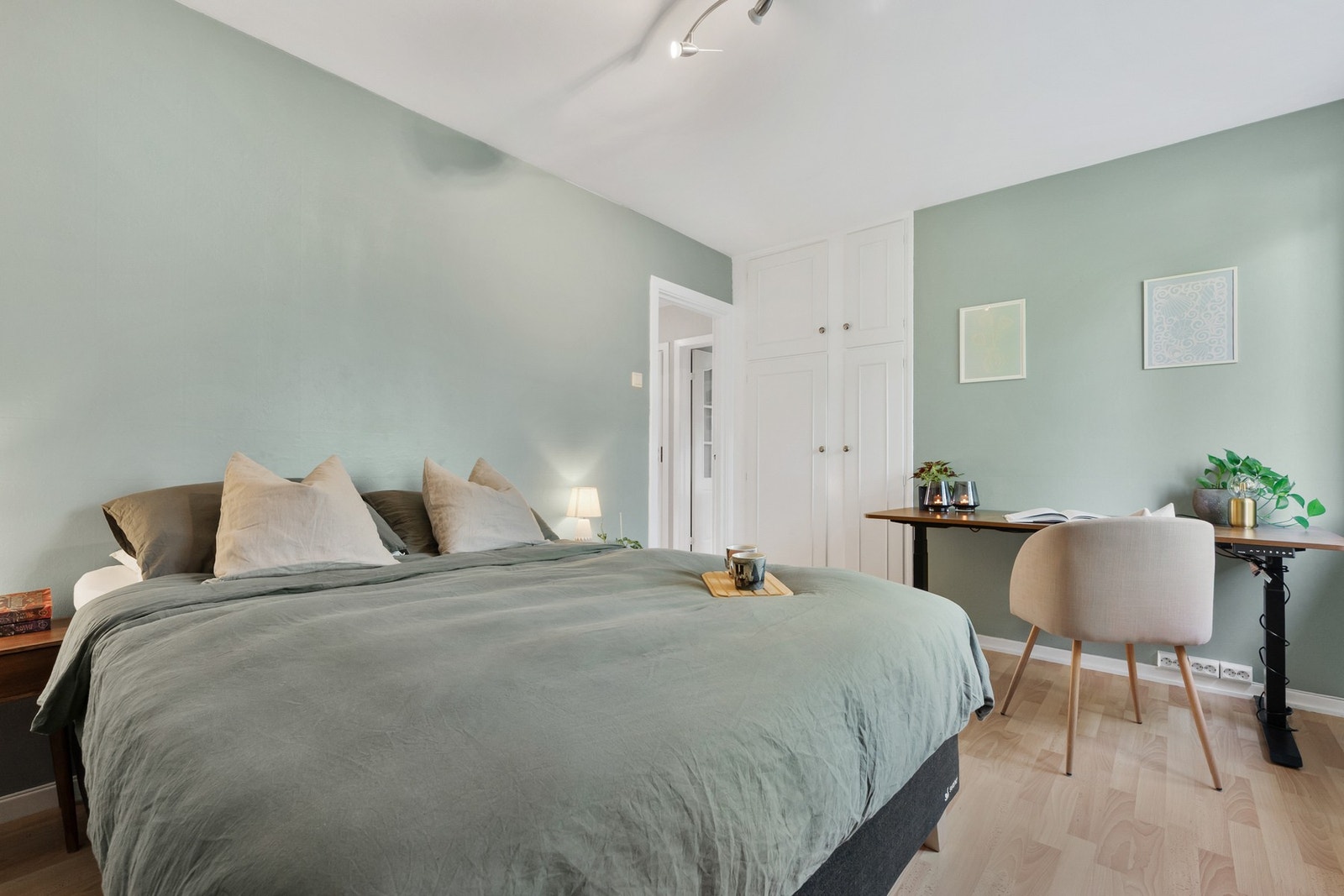 Med innebygd skapplass gir det en smart og funksjonell garderobeløsning for å maksimere rom plassen. Galleribilde