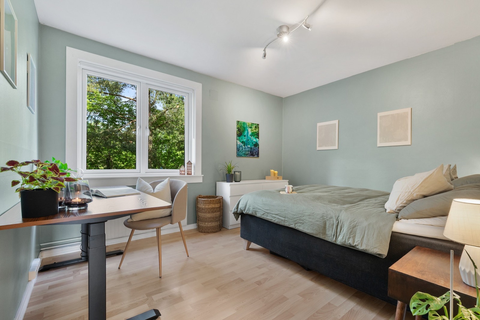 Hovedsoverommet har god plass for dobbeltseng, nattbord og garderobeskap Galleribilde