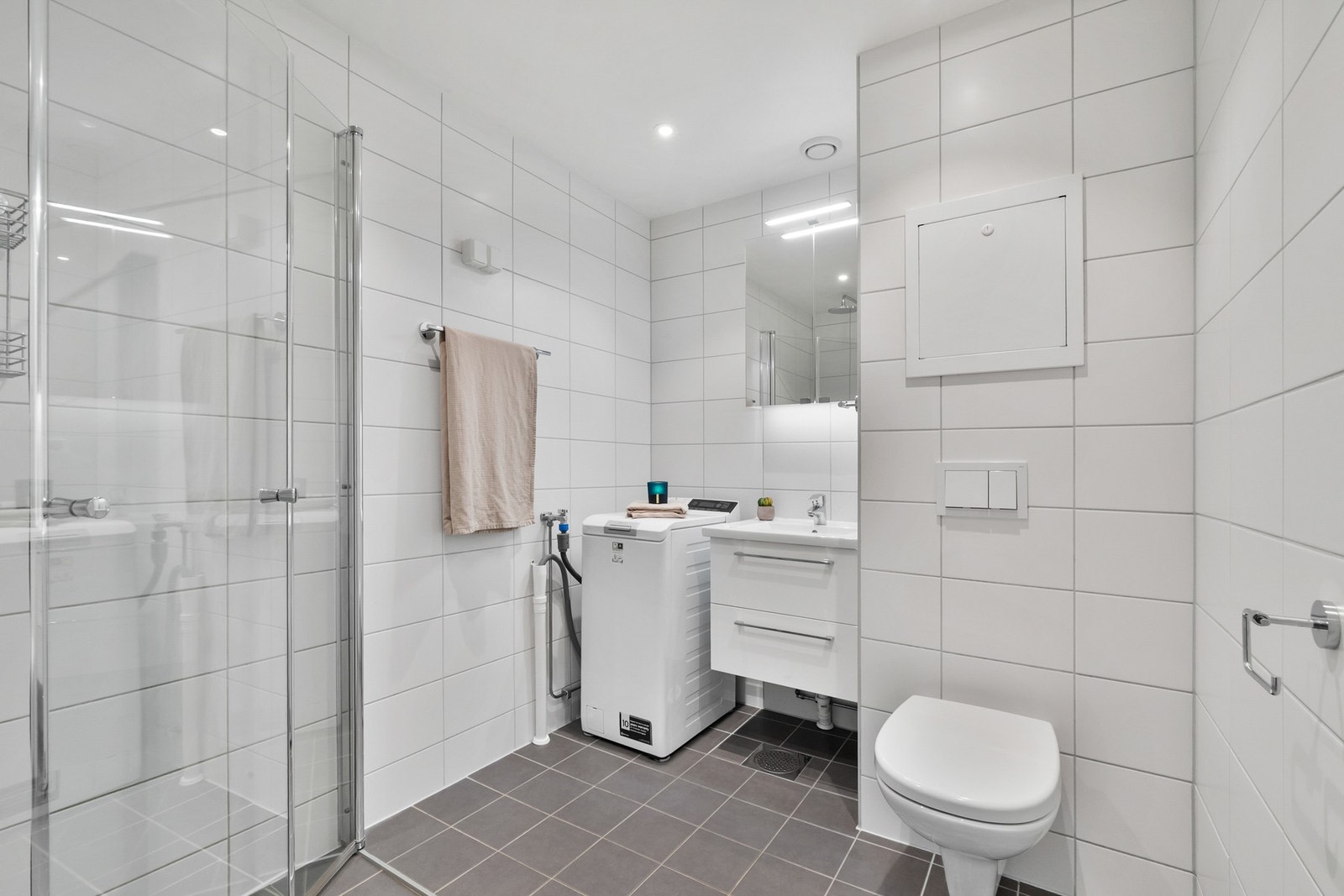 Badet har flislagte vegger og gulv. Varmekabler i gulvet gir ekstra komfort og en behagelig temperatur. Galleribilde