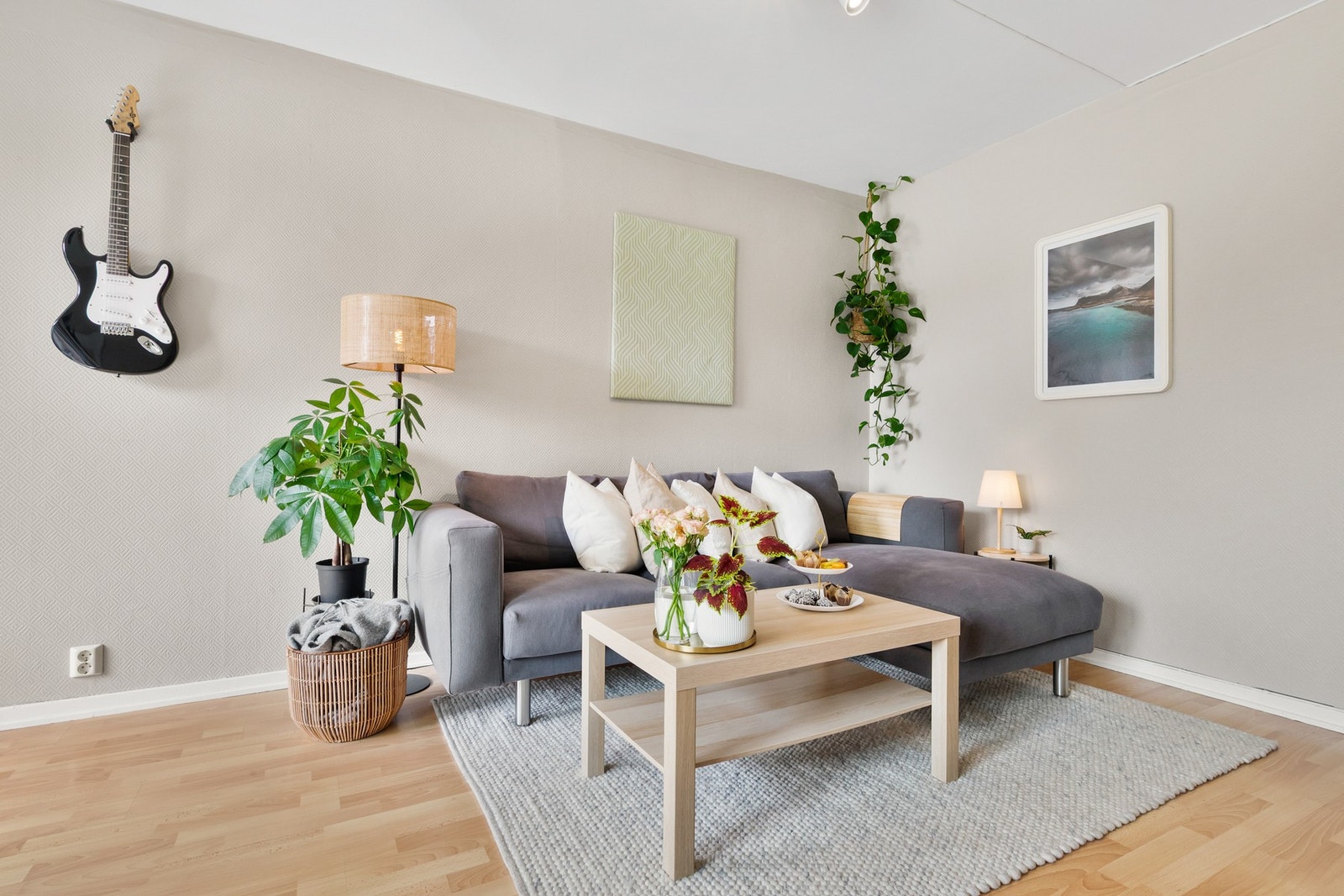 Som hjemmets sentrale rom fungerer stuen som en arena for både hvile og samhandling - et sted der tilstedeværelse og fellesskap får en naturlig plass. Galleribilde