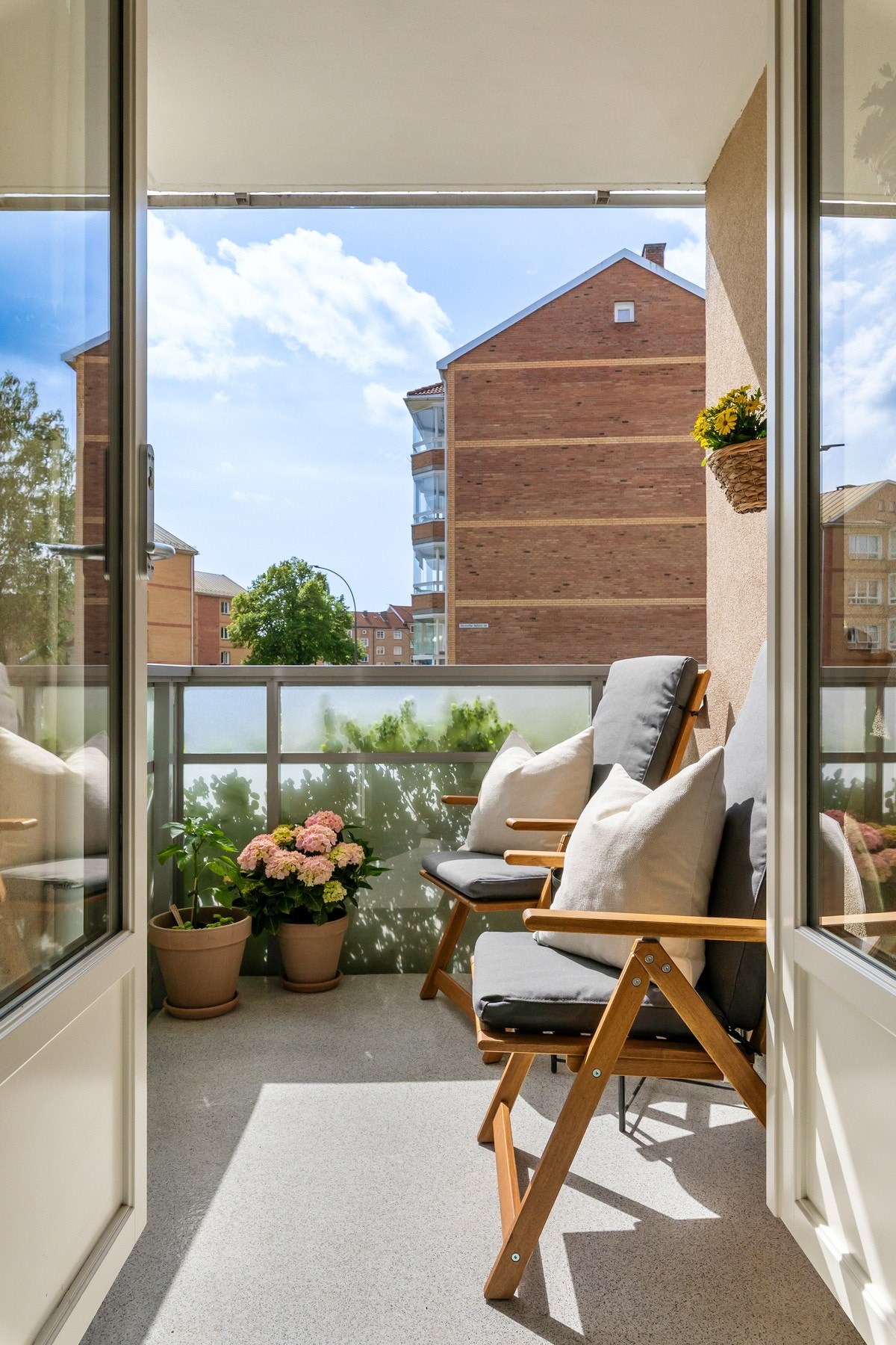 Den vestvendte balkongen inviterer til avslapning og hyggelige stunder i kveldssolens varme, gyldne lys. Galleribilde