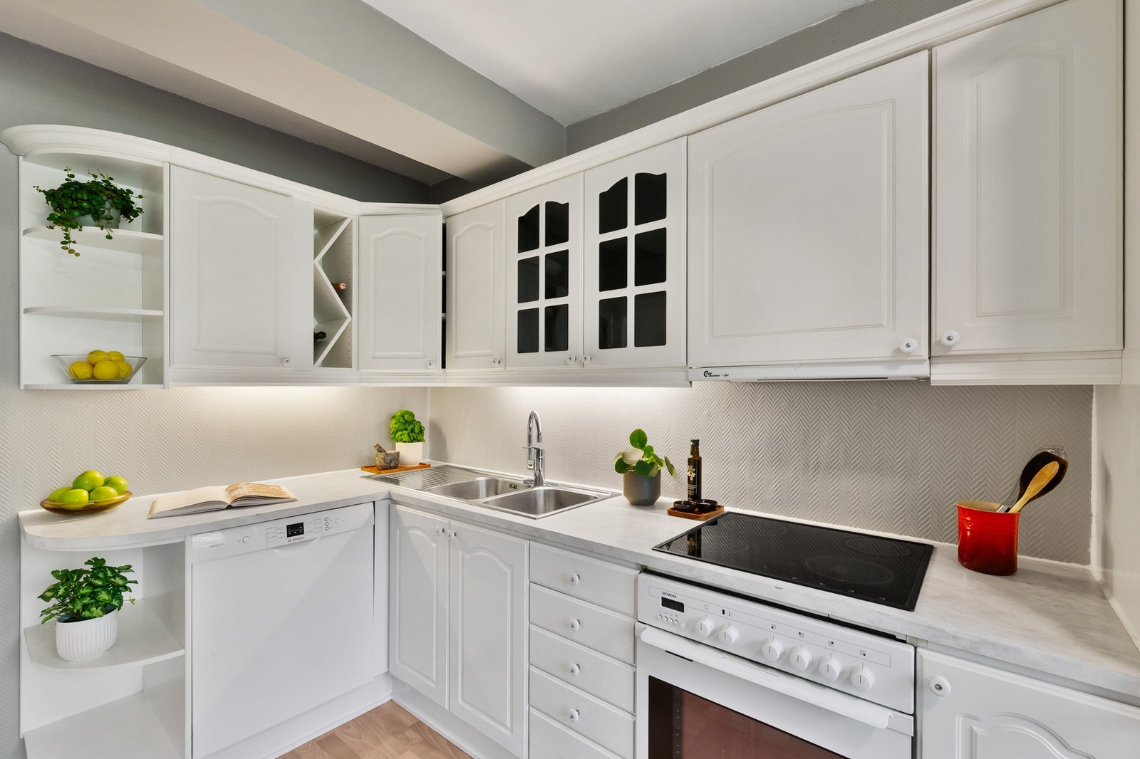 Med godt planlagte skap- og skuffeløsninger er det rikelig med oppbevaringsplass til alt fra kjøkkenredskaper og tørrvarer til kjøkkenmaskiner og servise. Galleribilde