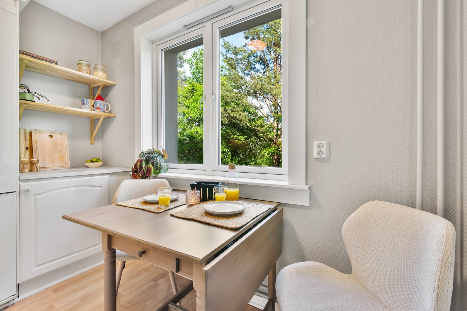 Kjøkkenet har rom for en koselig spiseplass - ideelt for morgenkaffen eller en lett frokost i hverdagen. Galleribilde