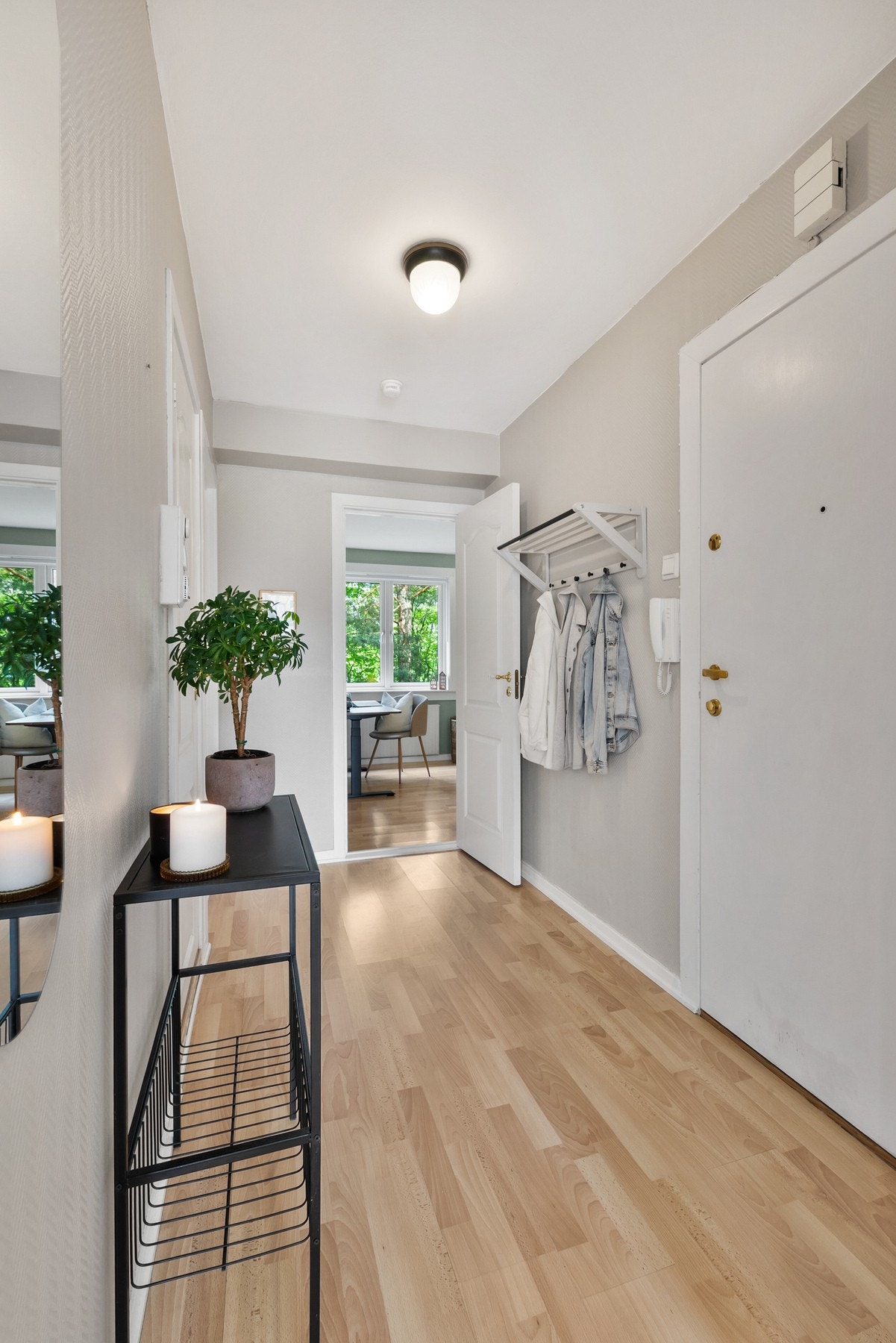 En praktisk gang fungerer som et naturlig bindeledd mellom leilighetens ulike rom. Galleribilde