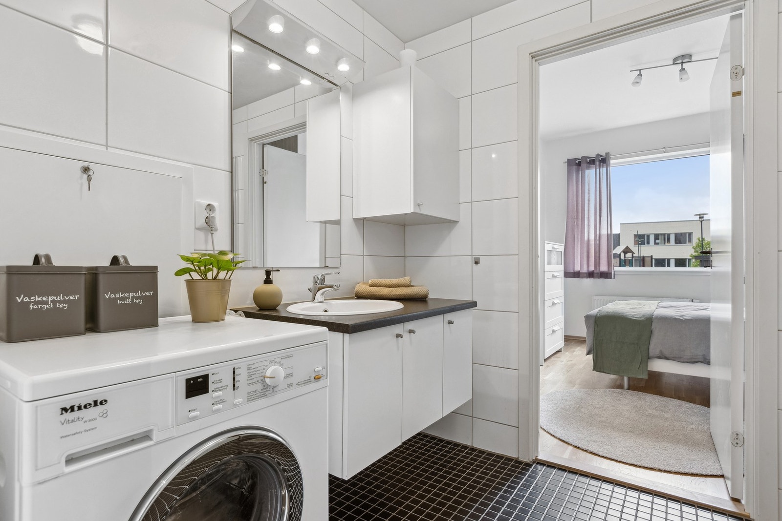 Du har tilgang til badet både fra soverom og entrè. Galleribilde