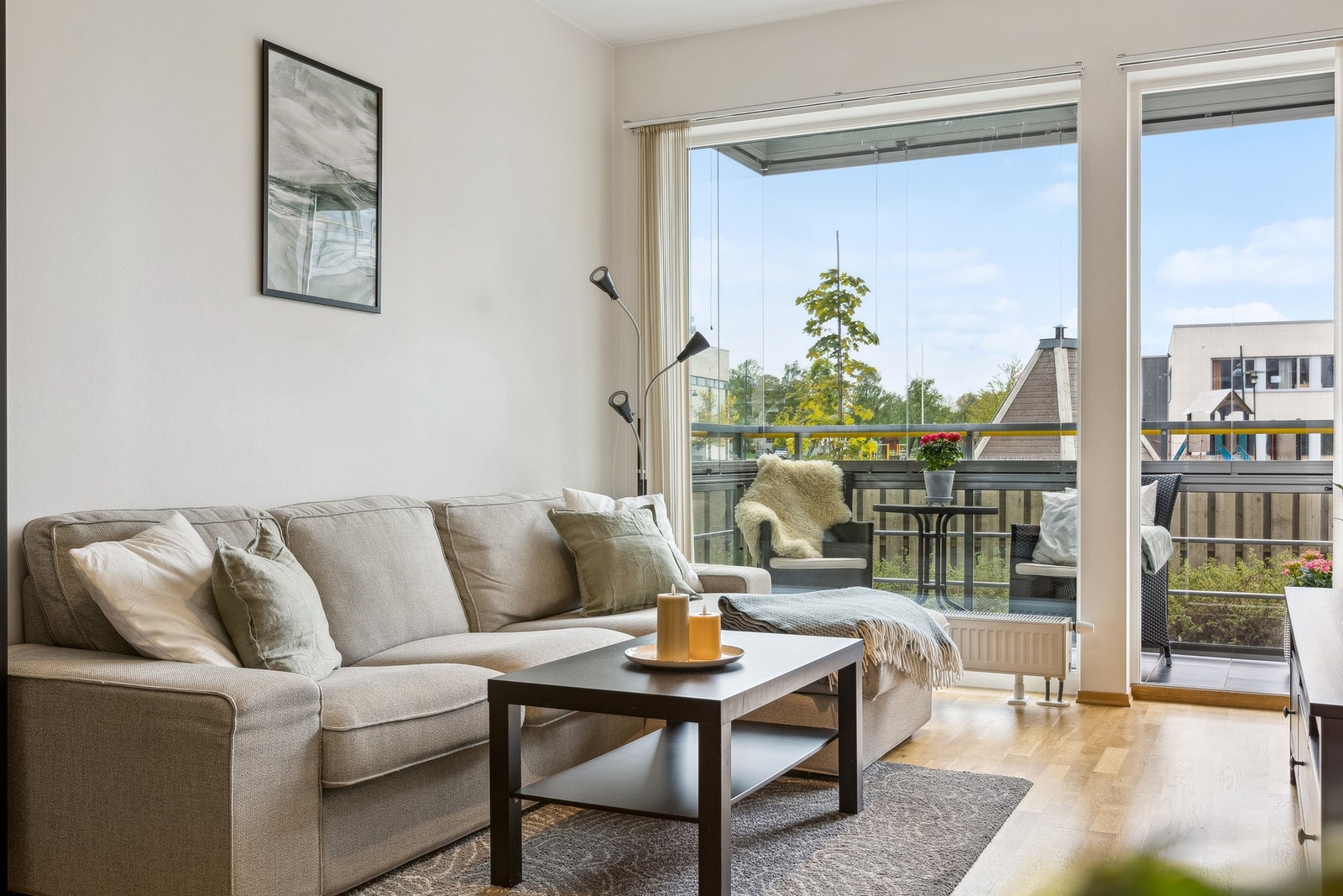 Stuen fremstår som lys og luftig med god takhøyde og store vindusflater som slipper inn rikelig med naturlig lys.S Galleribilde