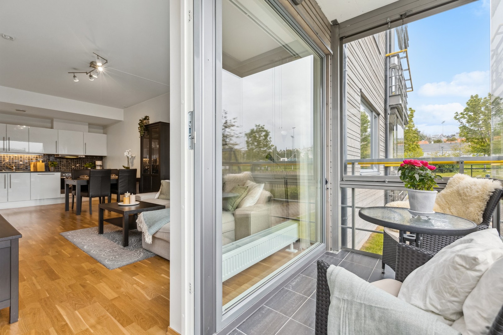 Balkongen passer ypperlig som en forlengelse av stuen hele året rundt. Galleribilde