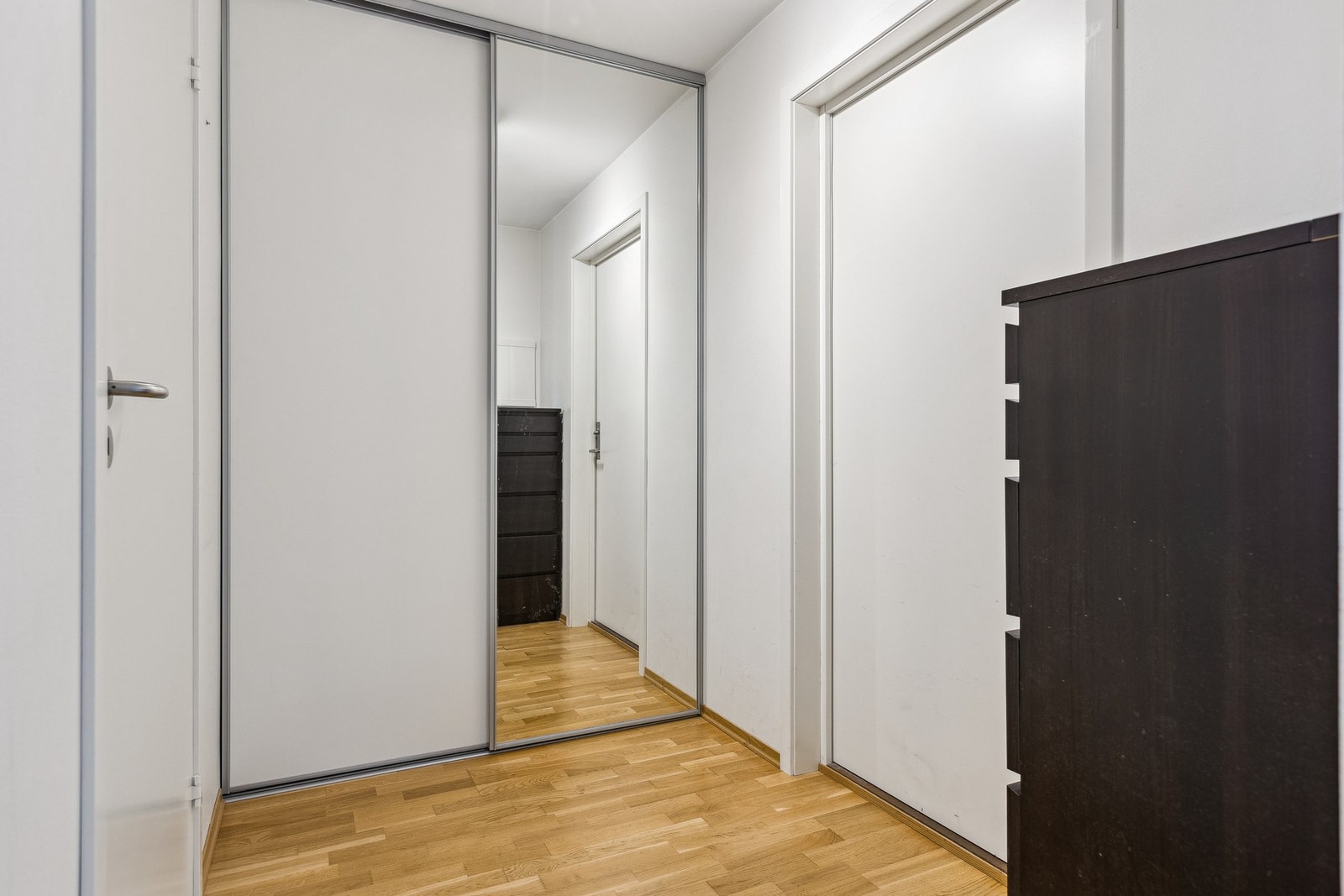 Entréen er utstyrt med en skyvedørsgarderobe som gir godt med oppbevaringsplass. Galleribilde