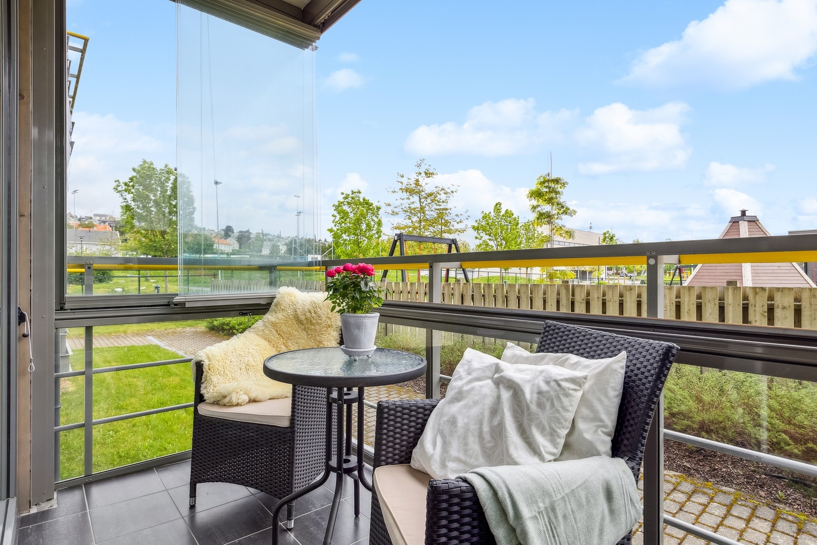 Flott innglasset balkong, med mulighet for å skyve vekk glassene. Galleribilde