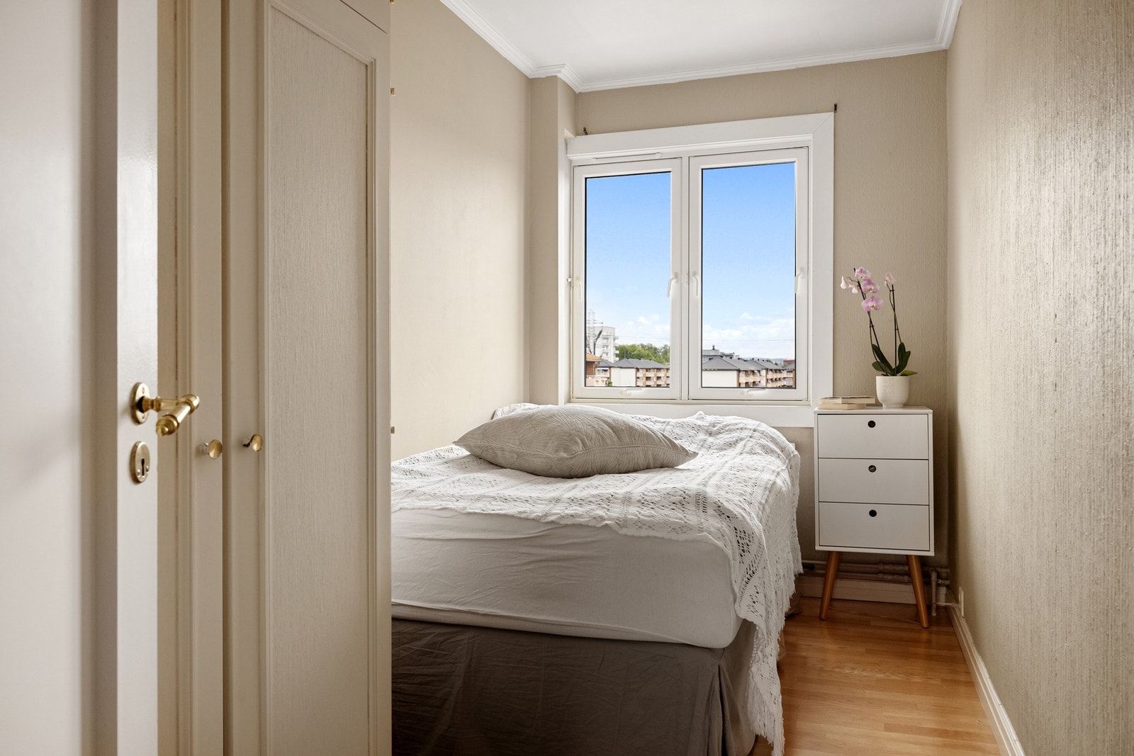 Lyst og innbydende hovedsoverom. Galleribilde