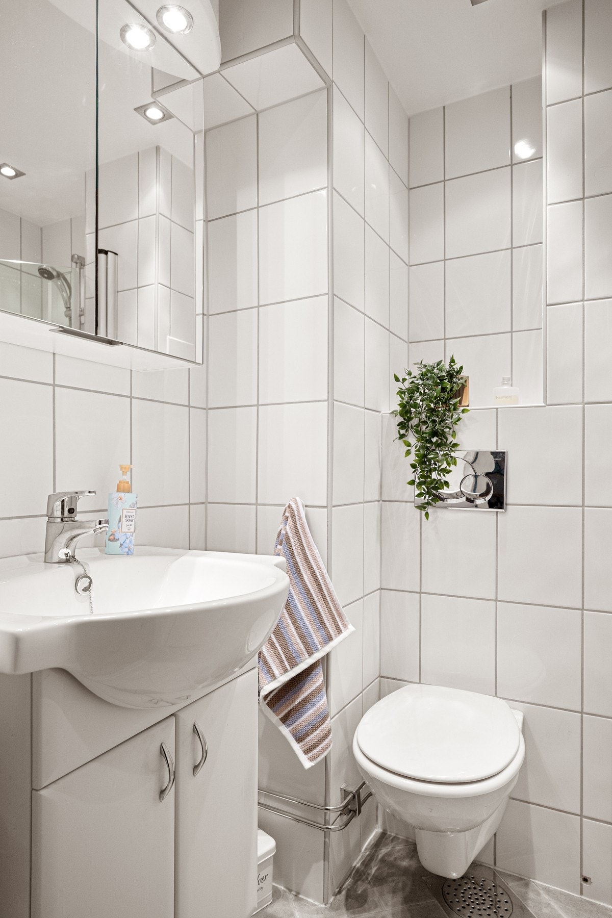 Badet har opplegg for vaskemaskin og varmekabler i gulv. Galleribilde