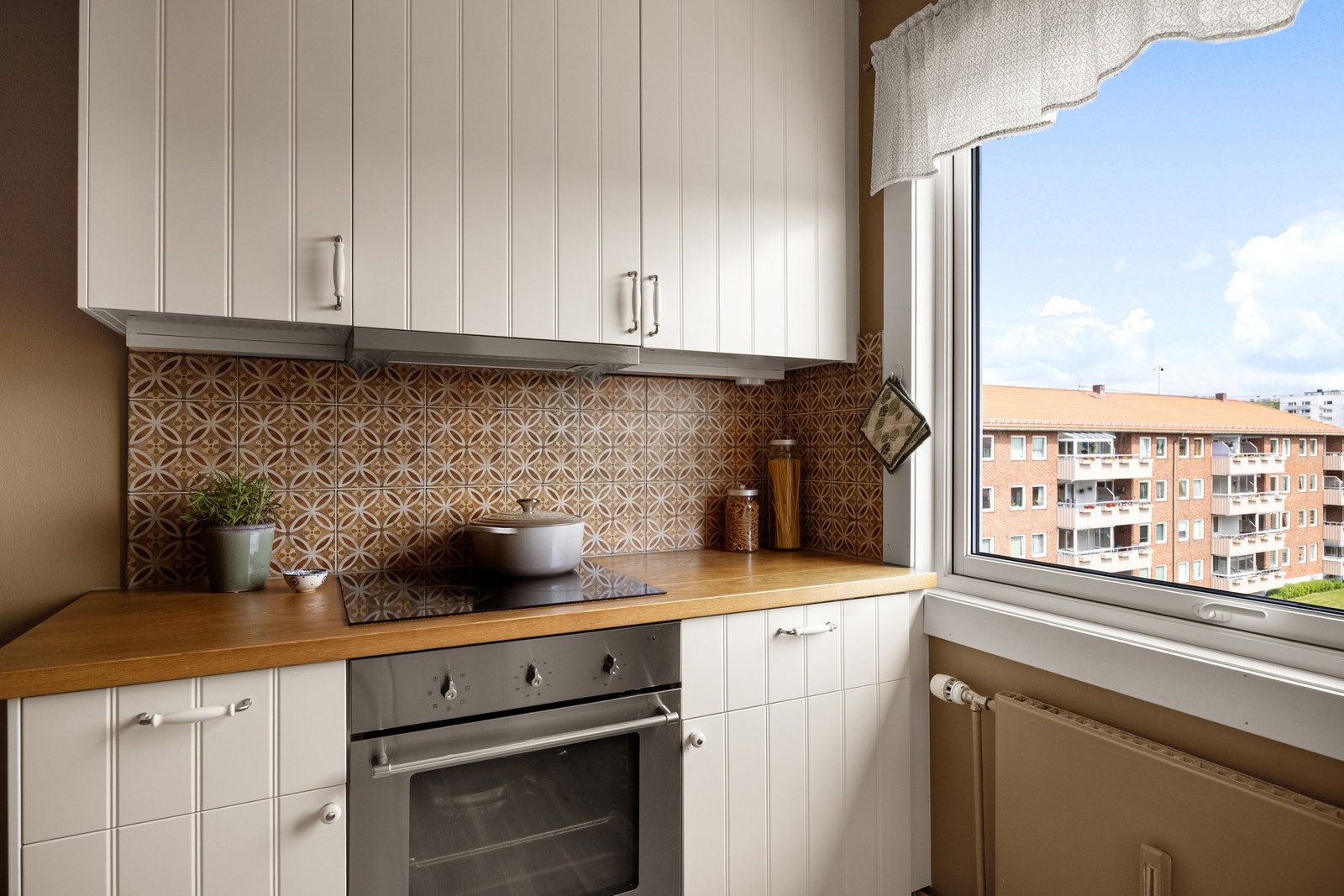 Kjøkkenet har integrert kjøl/fryseskap, stekeovn og keramisk platetopp. Galleribilde