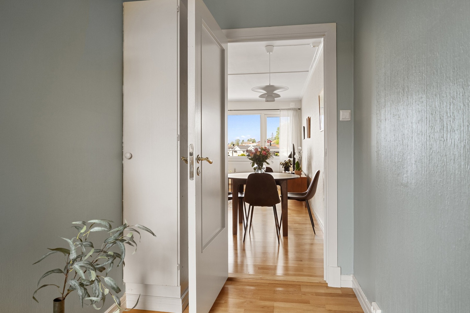 Rommet er malt i en behagelig tone. Galleribilde