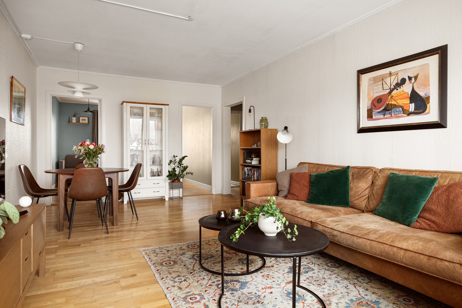 God plass til sofagruppe og tilhørende møblement. Galleribilde