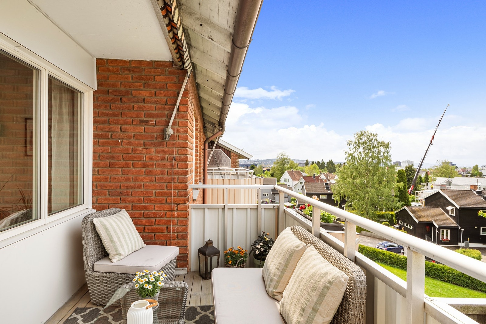 Fra stuen er det utgang til en solrik, vestvendt balkong. Galleribilde