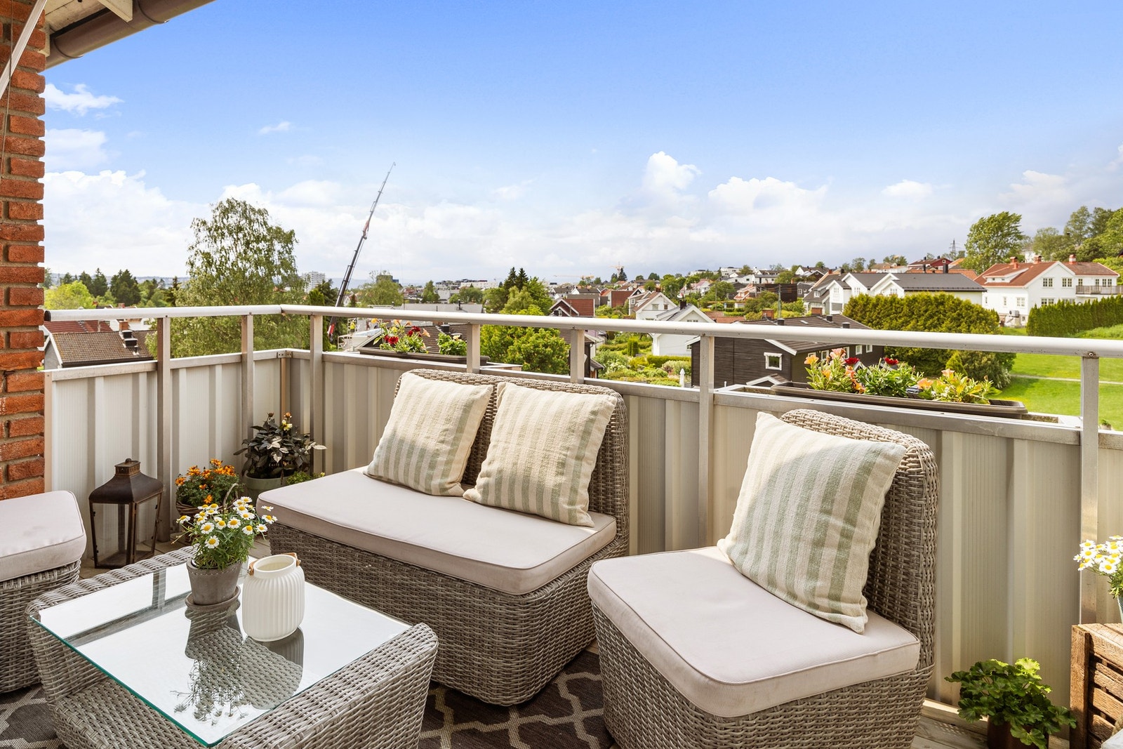 Her får du en lys og gjennomgående 3-roms med en solrik, vestvendt balkong. Galleribilde