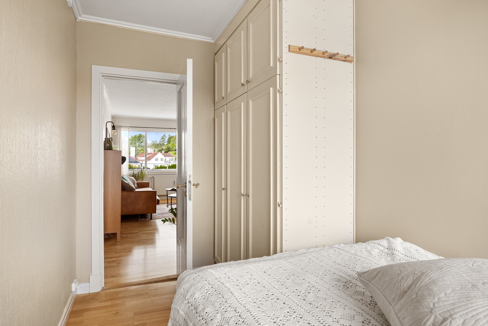 Godt med oppbevaringsplass i stort garderobeskap. Galleribilde