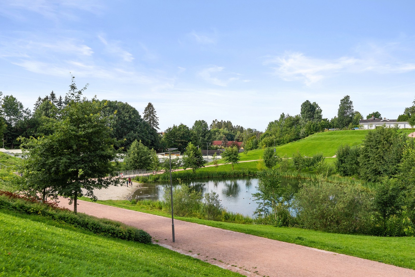 Nærmeste nabo er fantastiske Bjerkedalen Park. Parken byr blant annet på ballbane, volleyballbane, bekk og dam, turveier og sittebenker. Parken vant prisen for beste norske uterom i 2016. Galleribilde