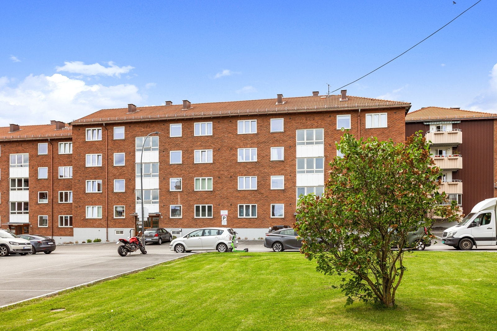 Borettslaget har parkeringsplasser til utleie, etter venteliste. Galleribilde