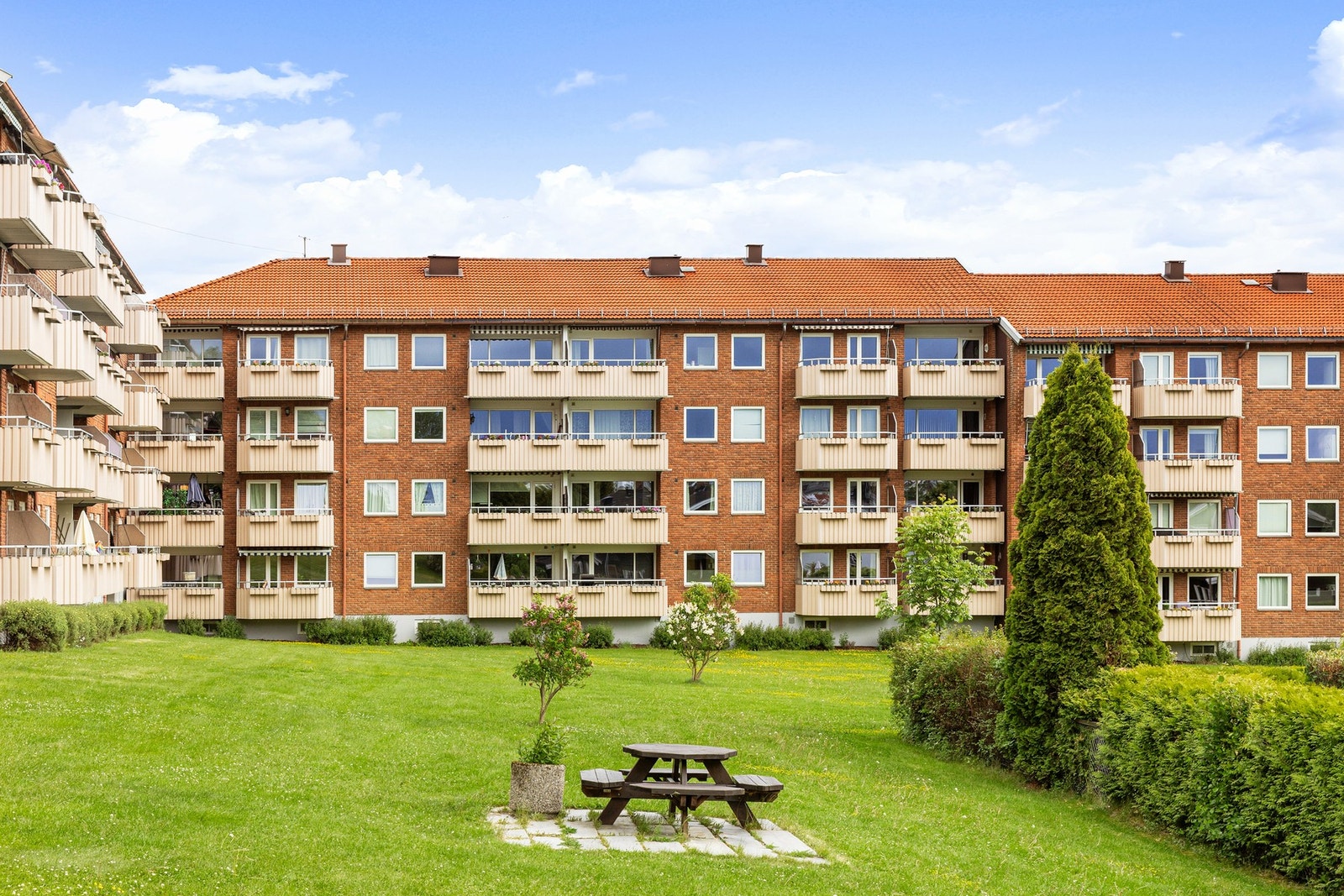 Fasade. Borettslaget har pent opparbeidede fellesområder. Galleribilde