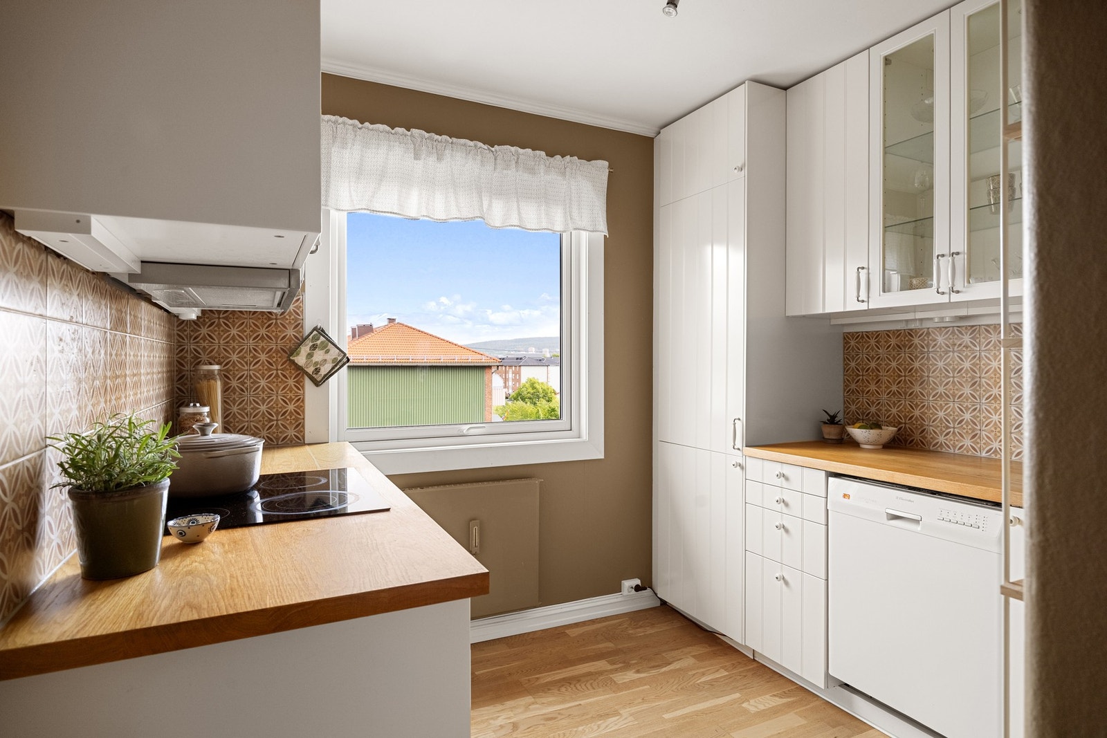 Separat, romslig kjøkken. Galleribilde